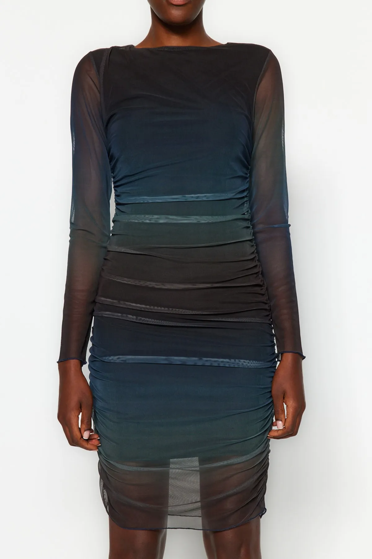 Trendyol Collection  Mehrfarbiges, bedrucktes, gesmoktes, eng anliegendes Mini-Strickkleid mit Rundhalsausschnitt TWOAW24EL00166
