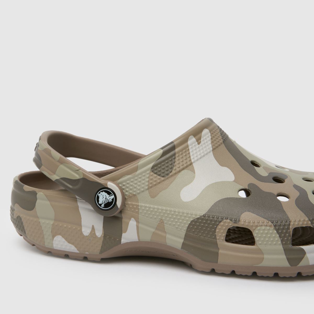 Crocs klasični grafični sandali z motivom v rjavi barvi