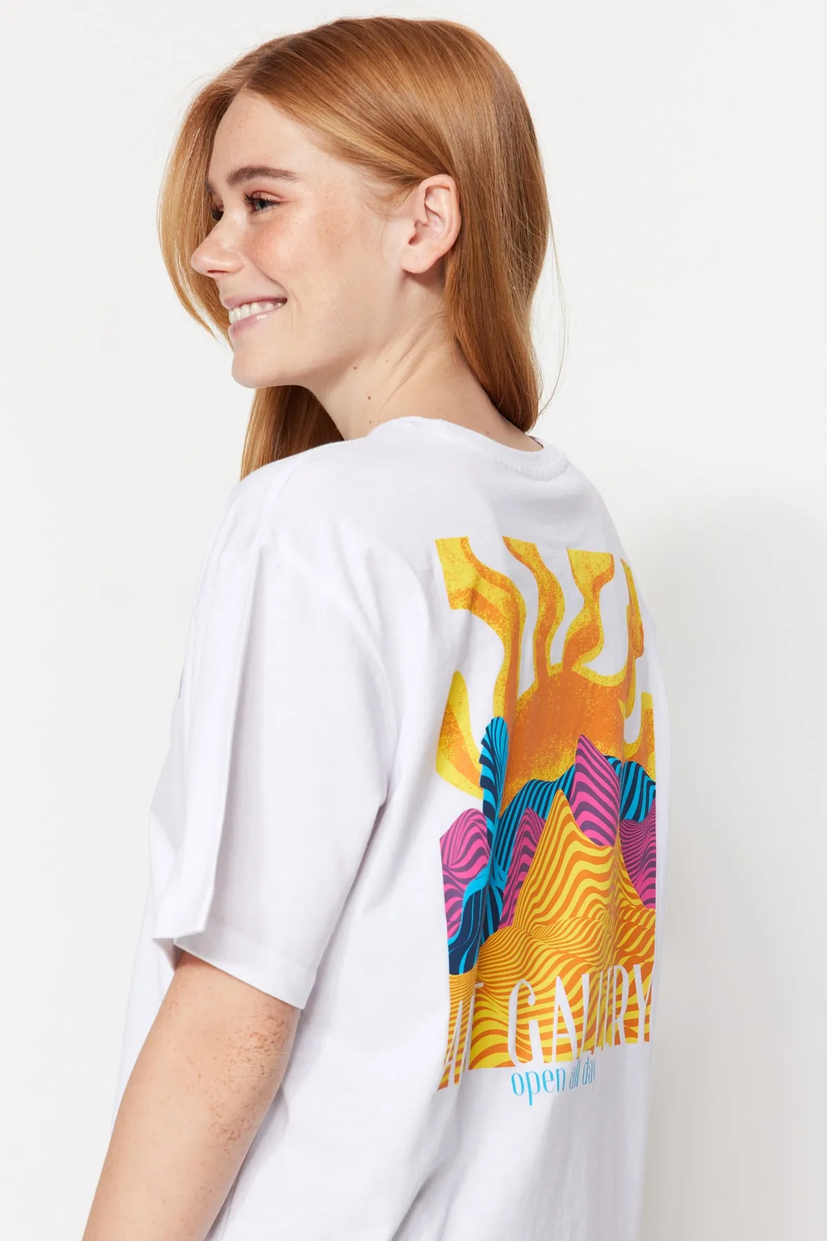 Trendyol Collection  Weißes, vorn und hinten bedrucktes Boyfriend-Strick-T-Shirt mit Rundhalsausschnitt aus 100 % Baumwolle TWOSS23TS00057