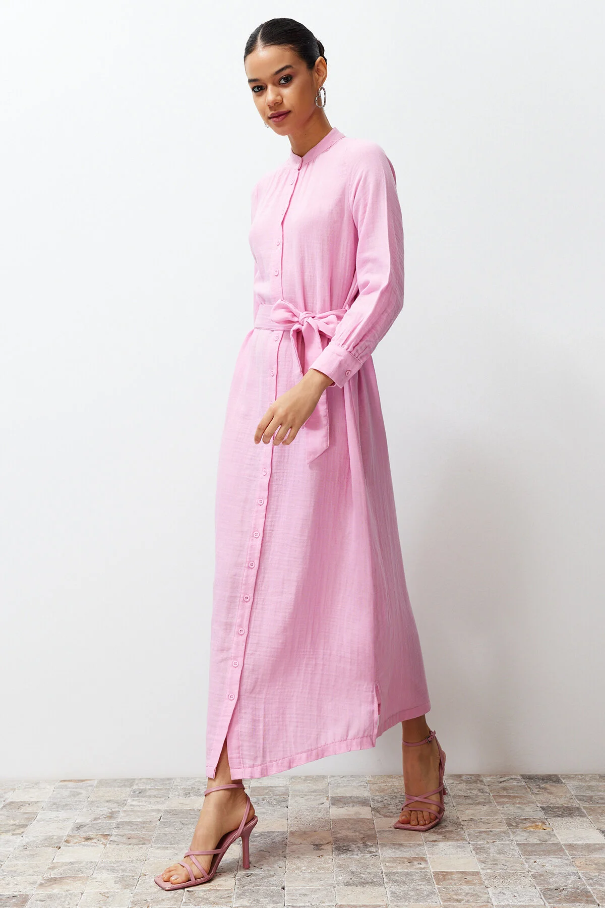 Trendyol Modest  Rosa Hemdkleid aus schlichtem Webstoff mit Vergrößerungskragen und Gürtel TCTSS24EB00127