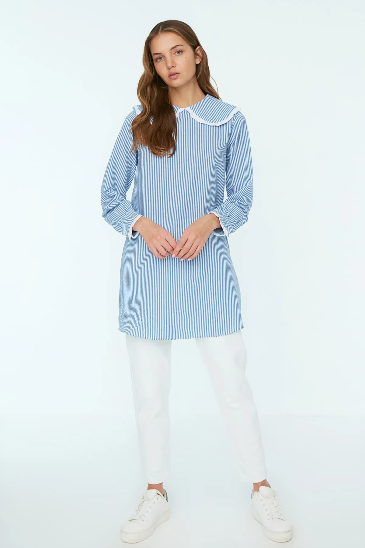 Trendyol Modest  Blau gestreifte Tunika aus gewebtem Seersucker mit Babykragen TCTSS22TN0012