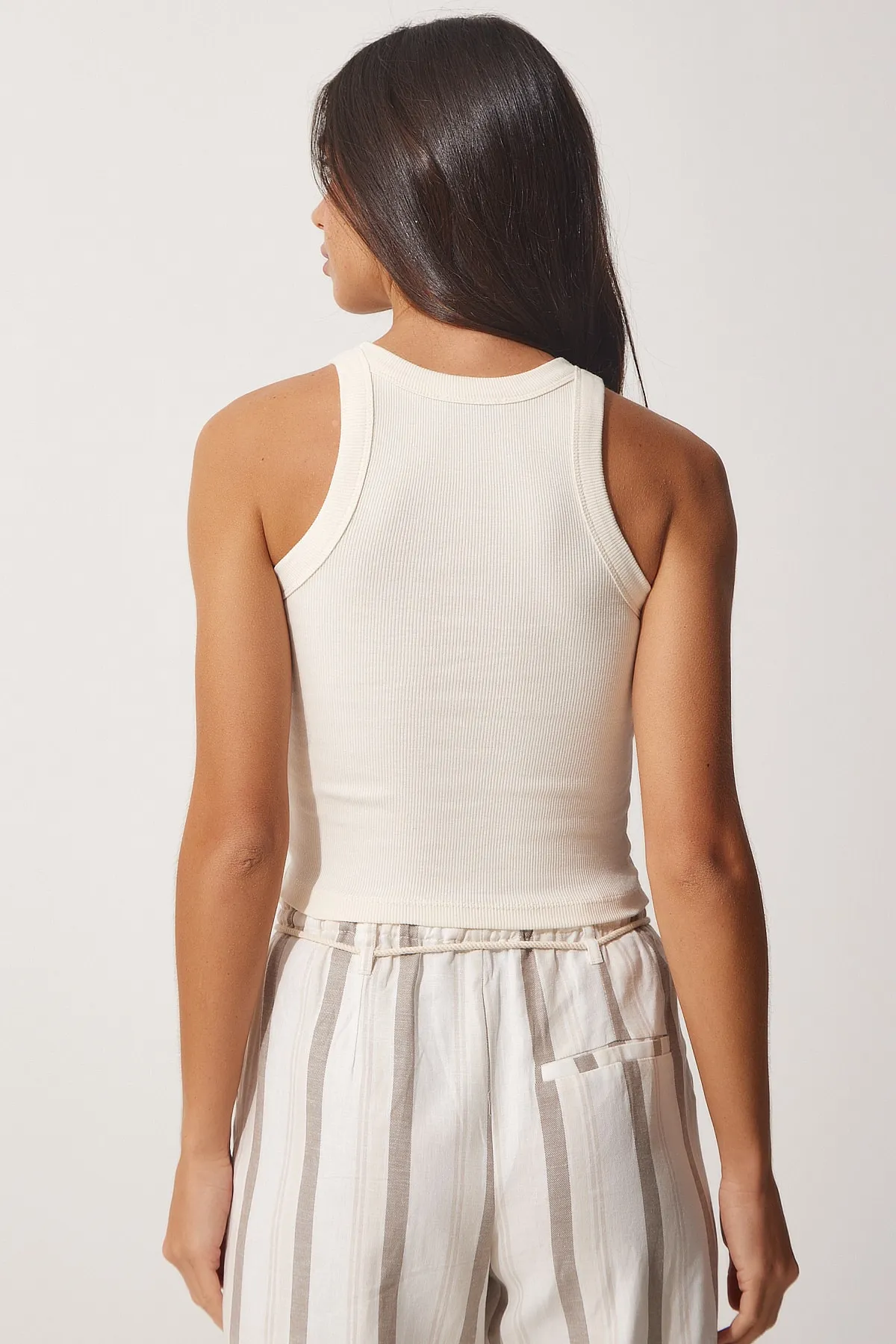 Happiness İstanbul  Cremefarbene Neckholder-Bluse mit besticktem, geripptem Strickmuster für Damen US00904