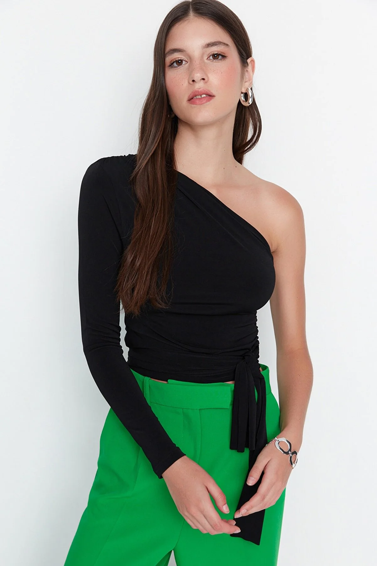 Trendyol Collection  Schwarze, schmal geschnittene, detaillierte Strickbluse mit einem Ärmel, bauchfrei, dehnbar, TWOAW23BZ00094