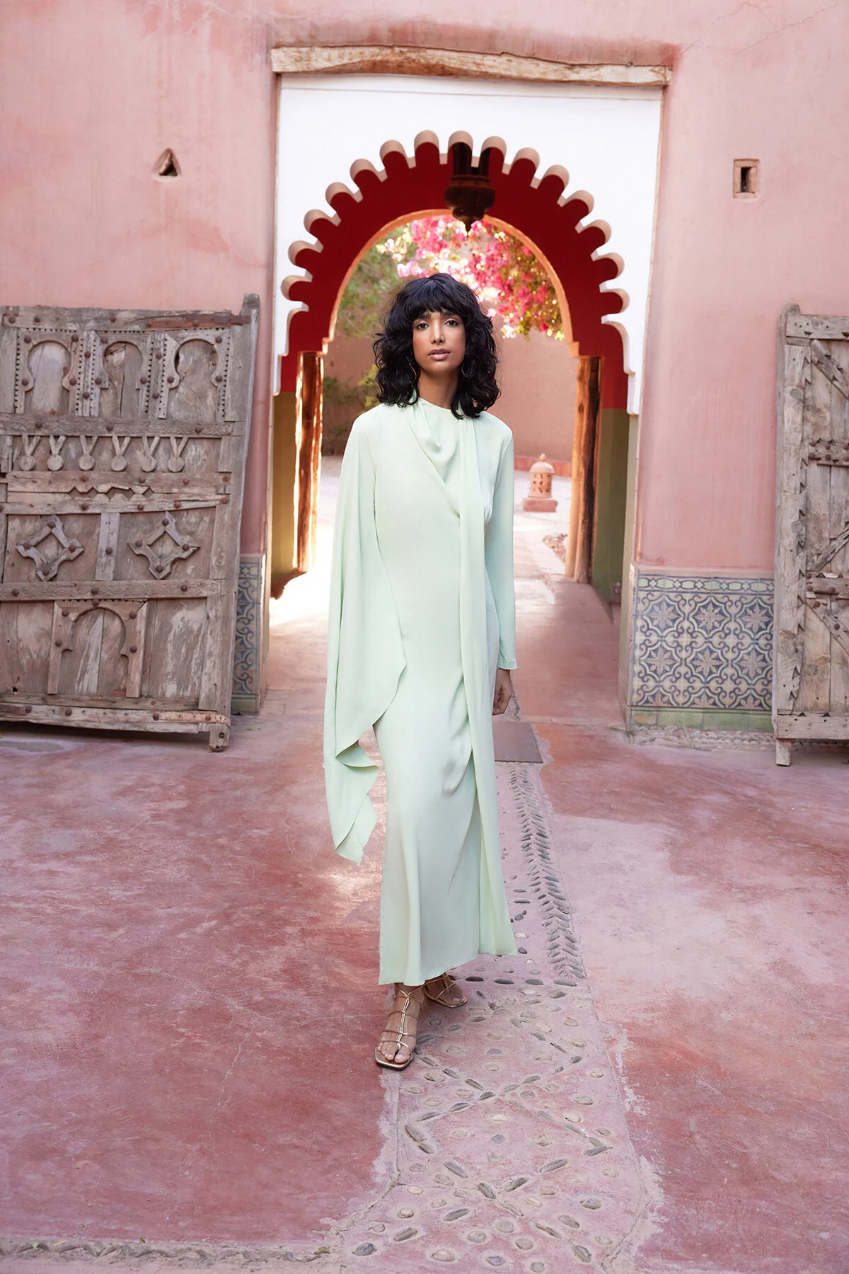 Trendyol Modest  Hellgrünes, detailliertes Abendkleid mit Schal TCTSS24DB00036
