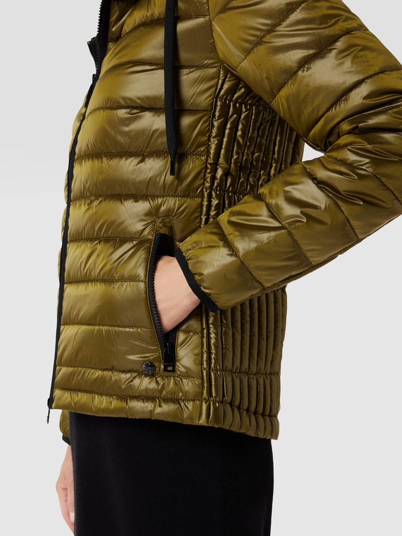 Steppjacke mit Label-Applikation in olivgrün