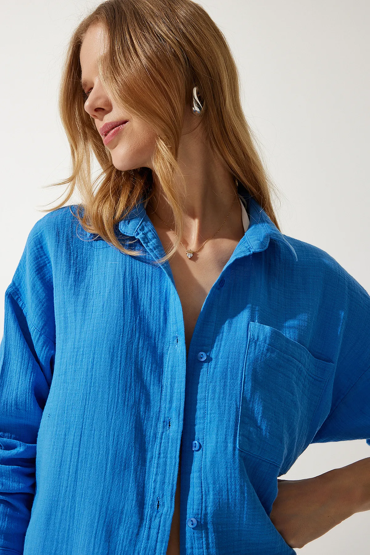 Happiness İstanbul  Blaues Oversize-Musselinhemd für Damen mit Taschen MX00150