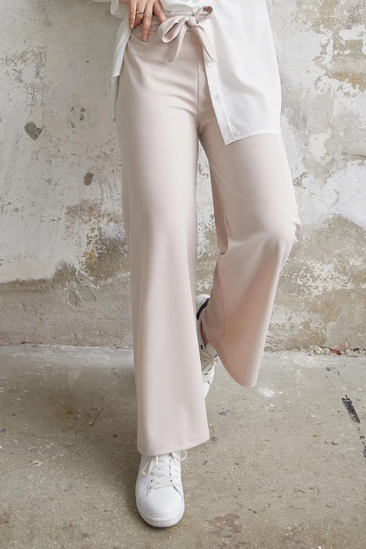 InStyle  Lockere Scuba-Hose mit Gürtel in der Taille – Stein