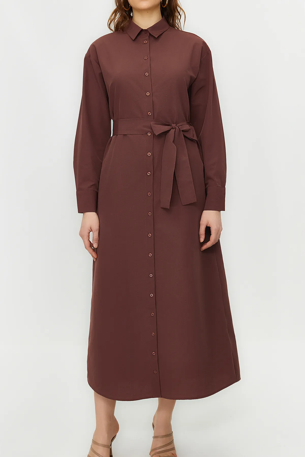 Trendyol Modest  Braunes Hemdkleid aus gewebter Baumwolle mit Gürtel und Bündchen TCTSS23EB00072