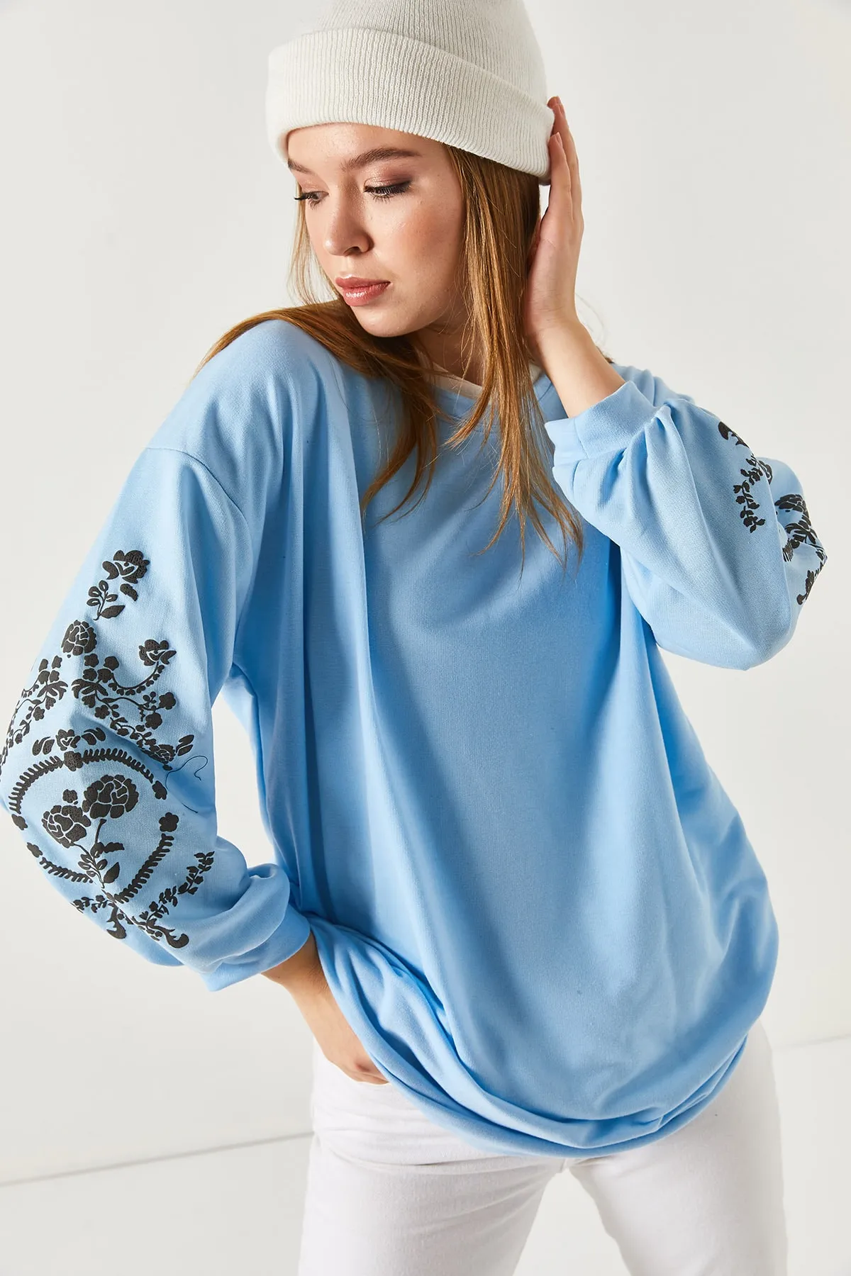 armonika  Indigofarbenes Damen-Sweatshirt mit Rundhalsausschnitt und geprägten Ärmeln ARM-21K024033