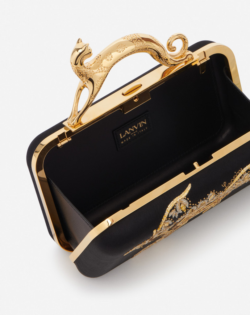 Minaudière en satin brodé