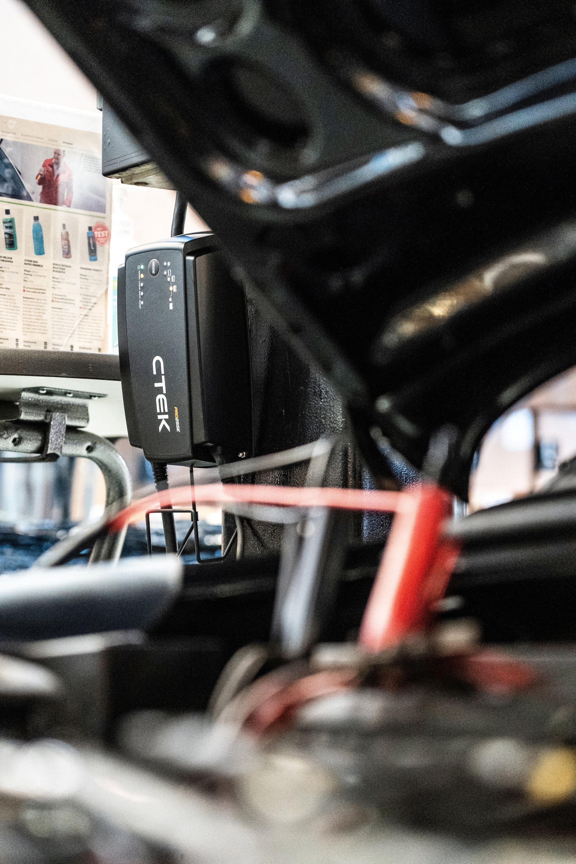 CTEK PRO25SE Batterie-Ladegerät (inkl. 6 m Kabel, Wandhängevorrichtung und Halterung)