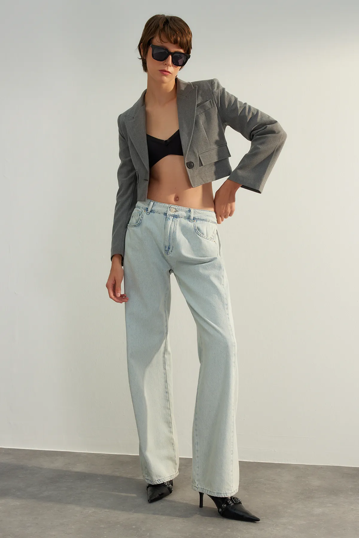 Trendyol Collection  Hellblaue Jeans mit hoher Taille und extra weitem Bein und Ziernähten TWOAW24JE00260