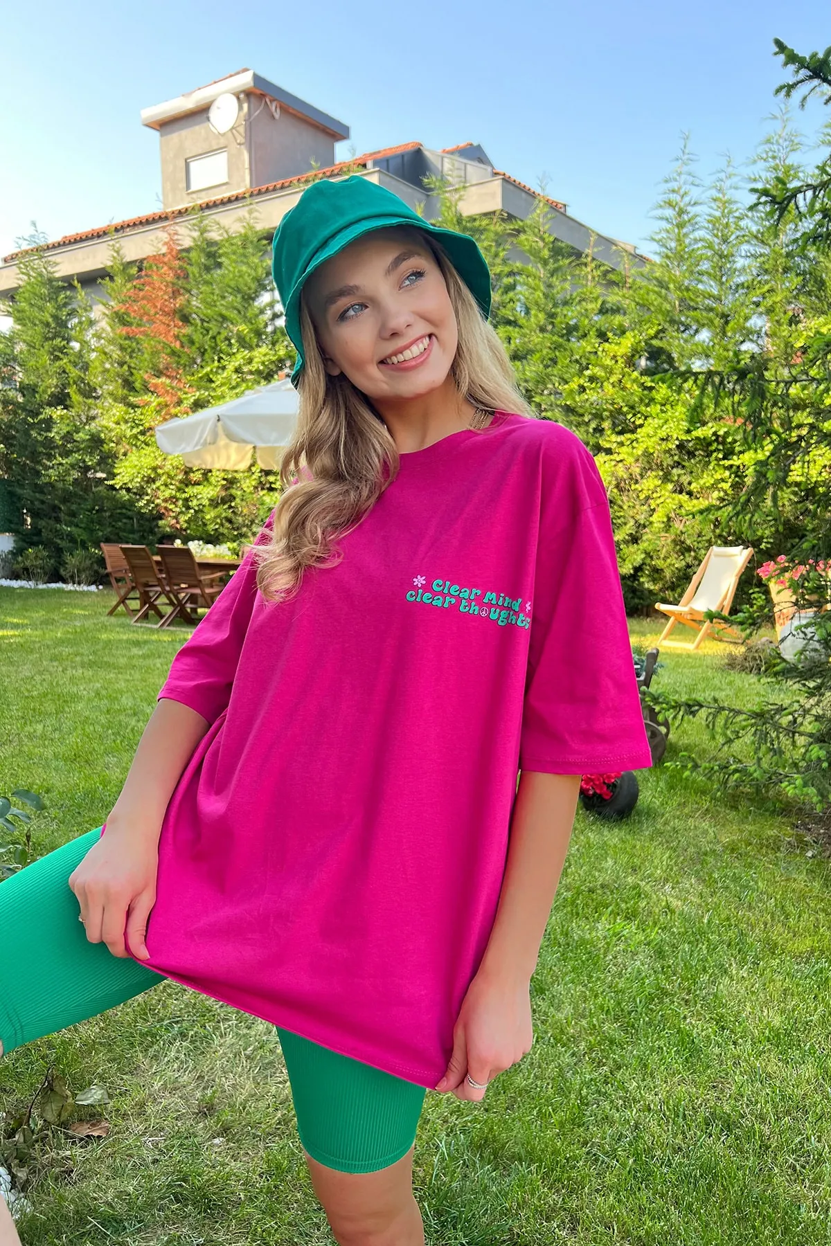 Trend Alaçatı Stili  Fuchsiafarbenes Oversize-T-Shirt aus 100 % Baumwolle mit Rundhalsausschnitt vorne und hinten, Flockdruck ALC-X7982