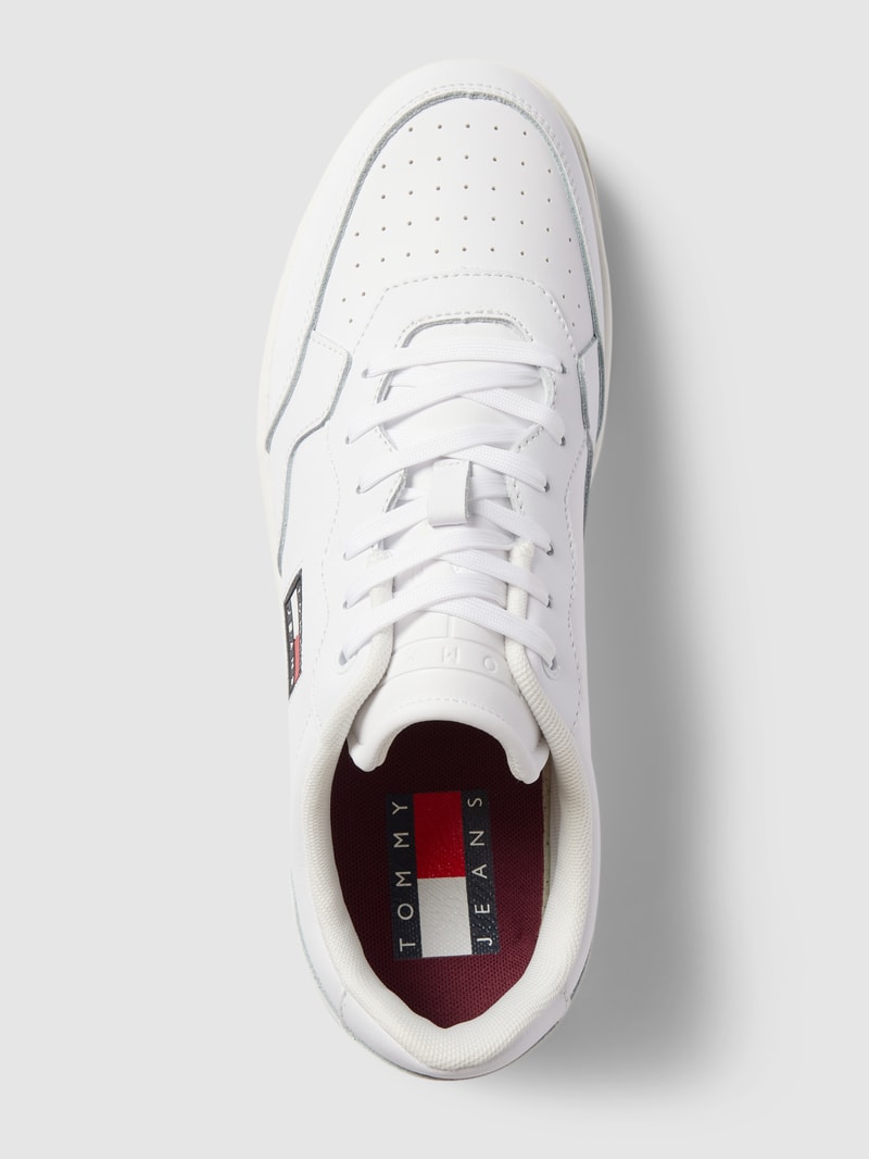 Sneaker mit Label-Detail in weiß