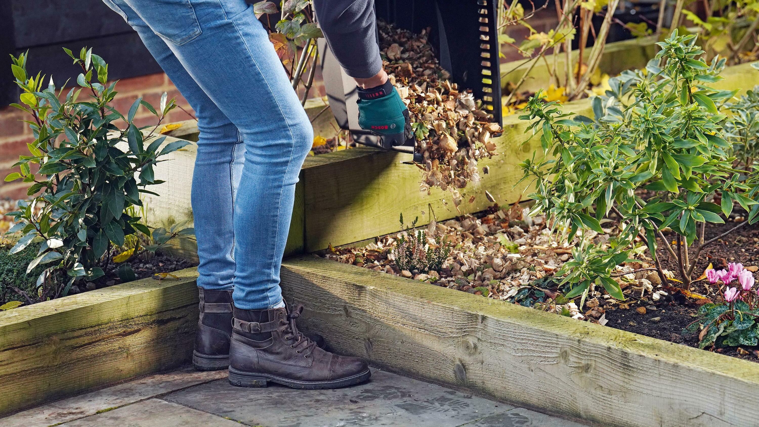 Bosch Green 0600803103 Whisper Shredder AXT 25 D (Grass collection box (53 l), practical push stick)