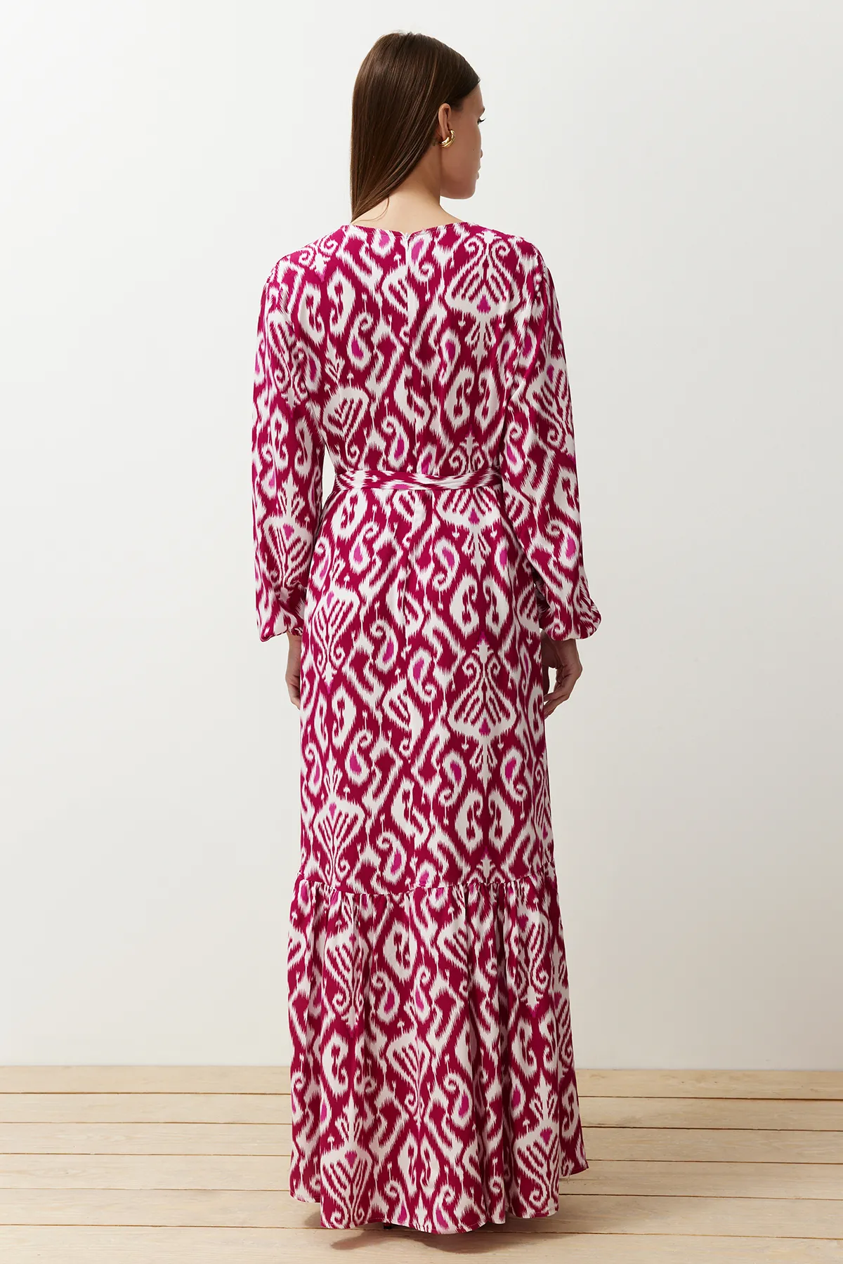 Trendyol Modest  Fuchsia Wickelkleid aus Viskosegewebe mit Muster und Gürtel TCTSS24EB00240