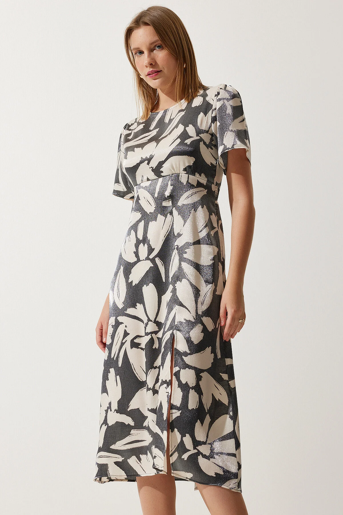 Happiness İstanbul  Sommerkleid mit Schlitz und gemusterter Satinoberfläche in Rauchcreme für Damen CR00430