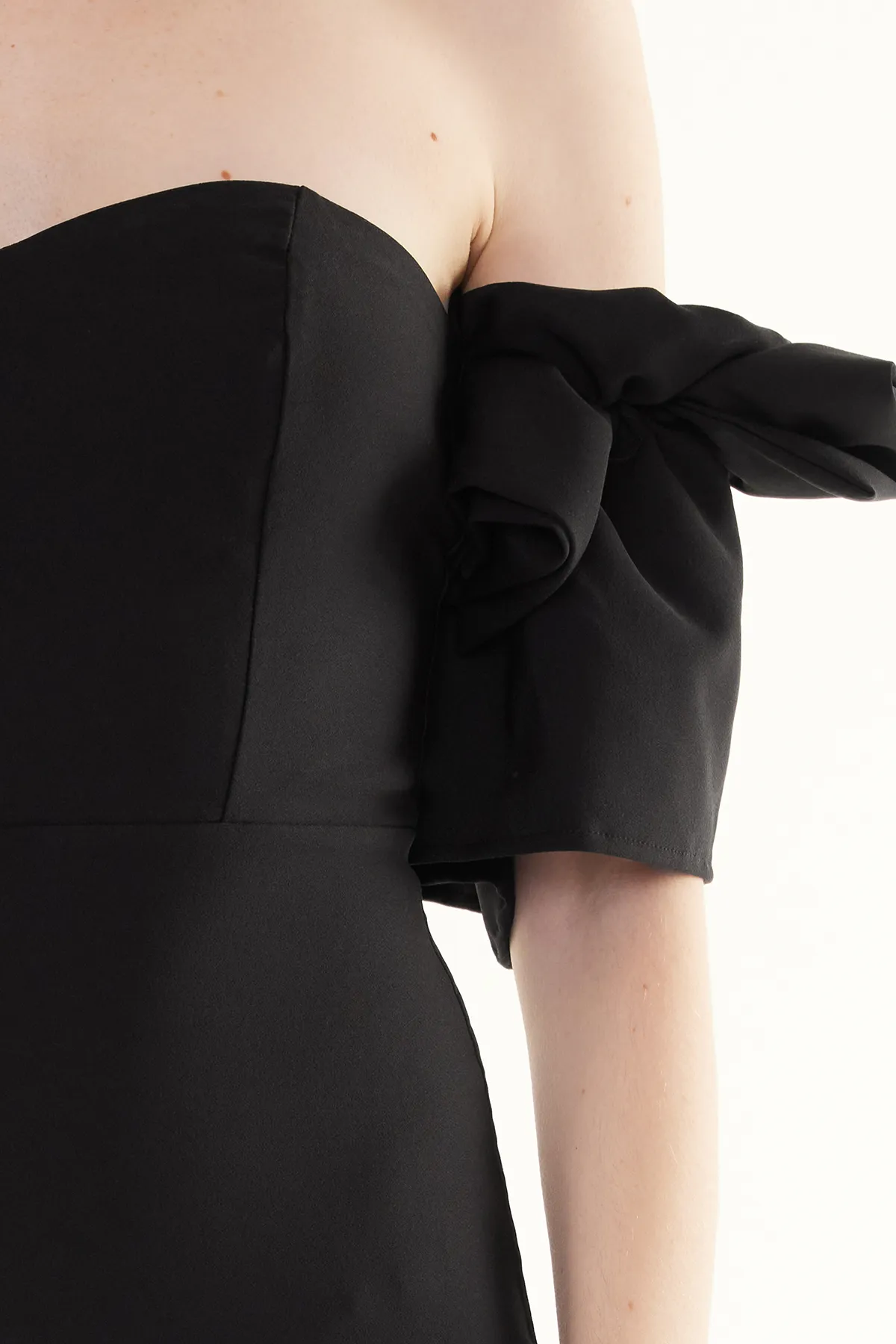 Trendyol Collection  Gewebtes elegantes Abendkleid mit schwarzen Rosen-Accessoires TPRSS23EL00541