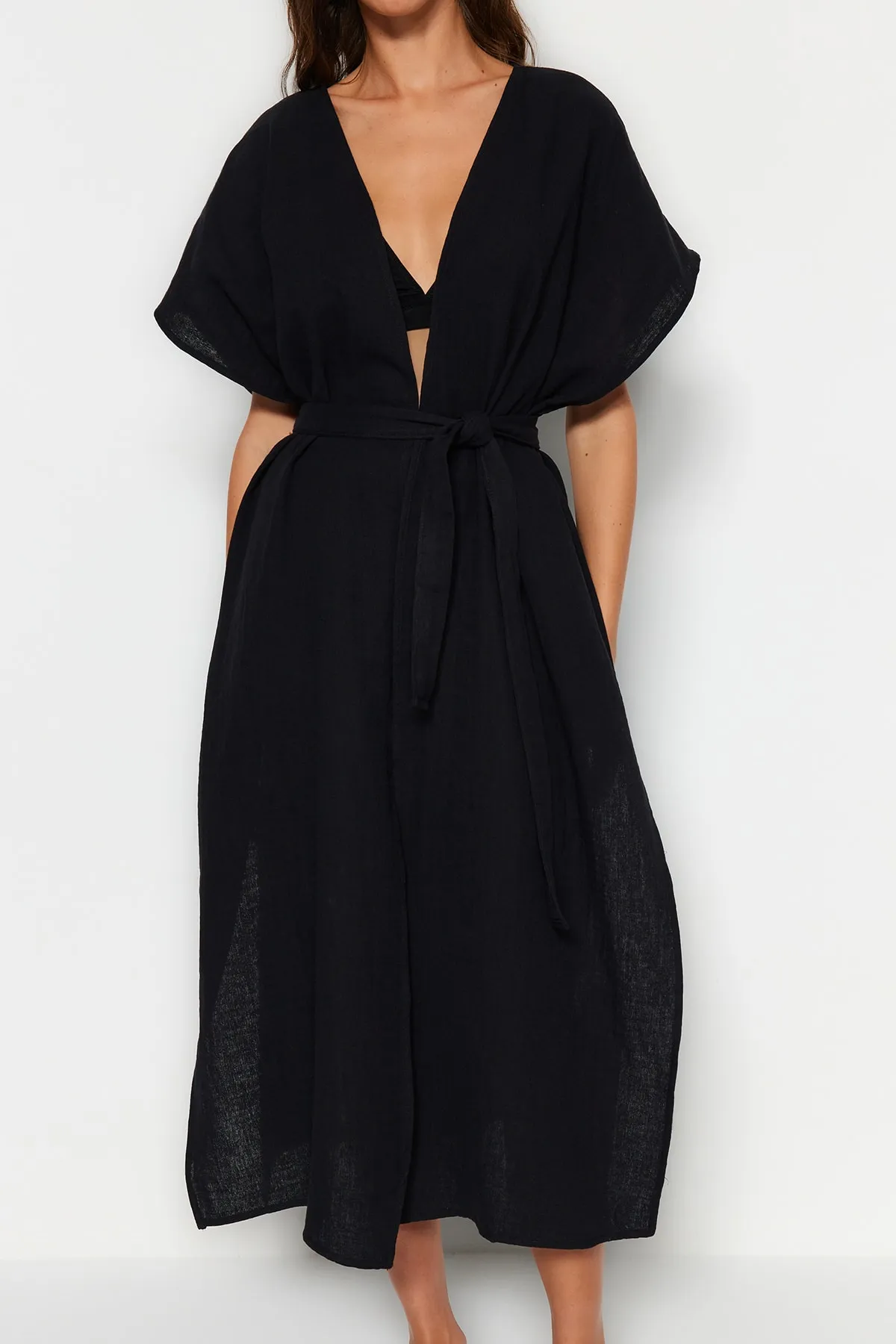 Trendyol Collection  Schwarzer Maxi-Kimono und Kaftan aus gewebtem Musselin mit Gürtel und Schlitz aus 100 % Baumwolle TBESS23KM00019