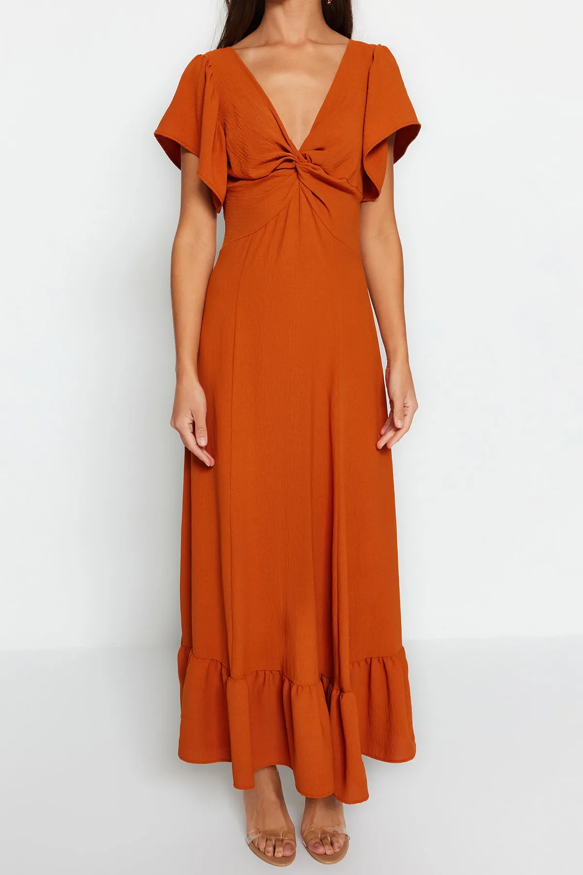 Trendyol Collection  Detailliertes Webkleid mit Zimtkragen TWOSS23EL02065