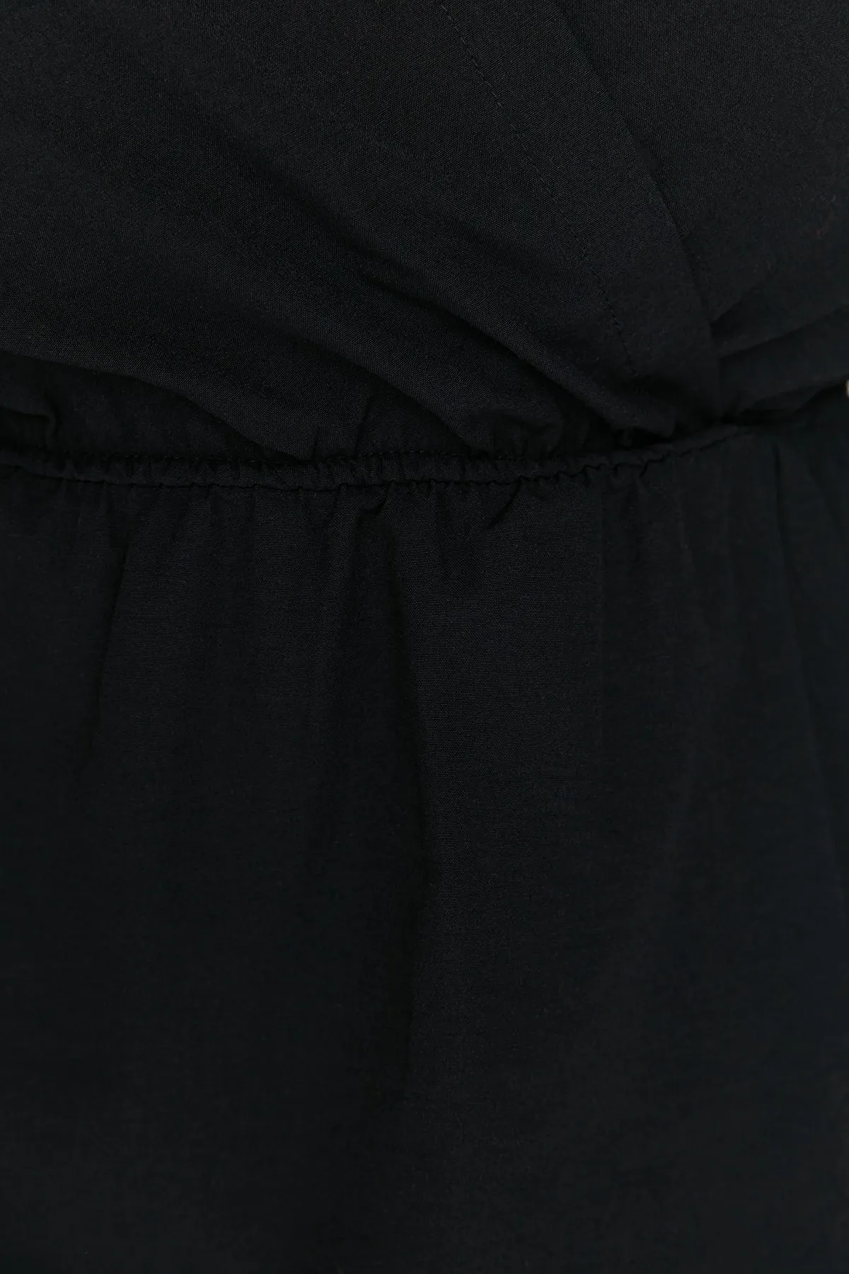 Trendyol Curve  Schwarze, zweireihige, geraffte Webbluse mit Kragen