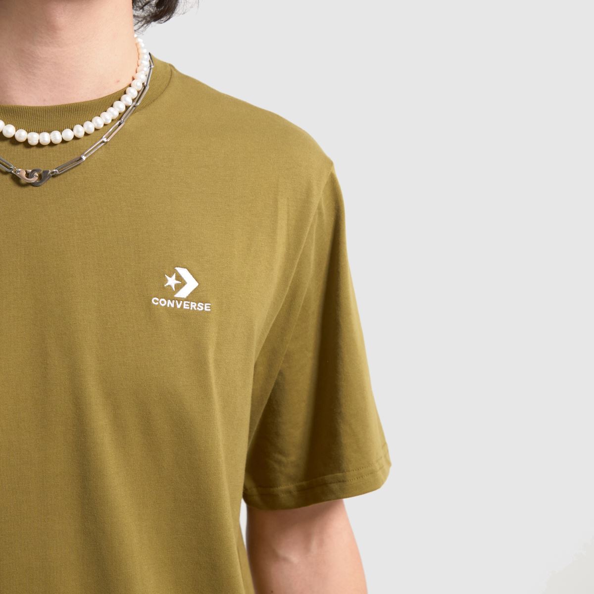 Converse – Khakifärgad t-shirt med chevronmönster och vänster bröst