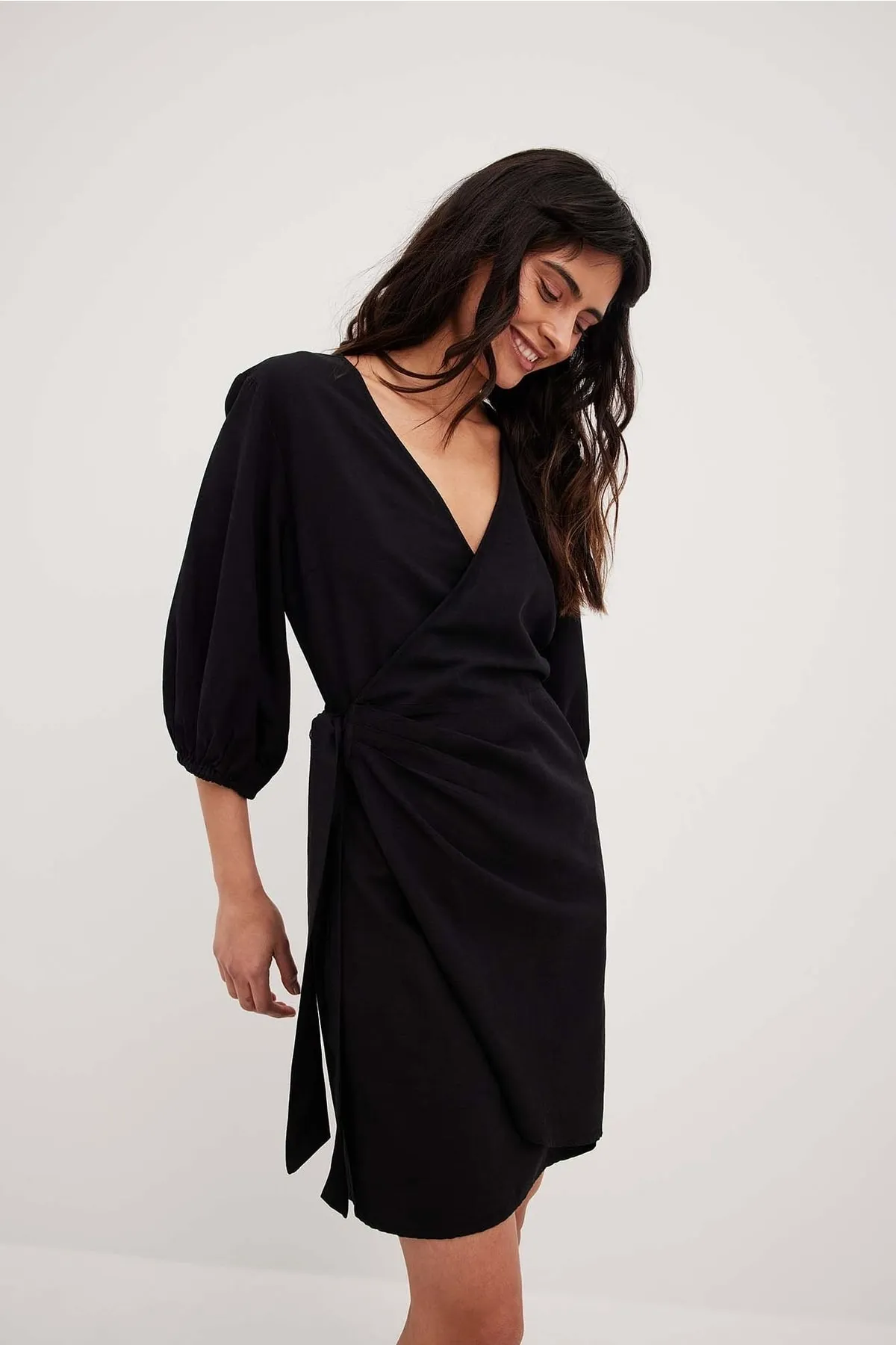 NA-KD  Wickel-Minikleid aus Leinenmischung