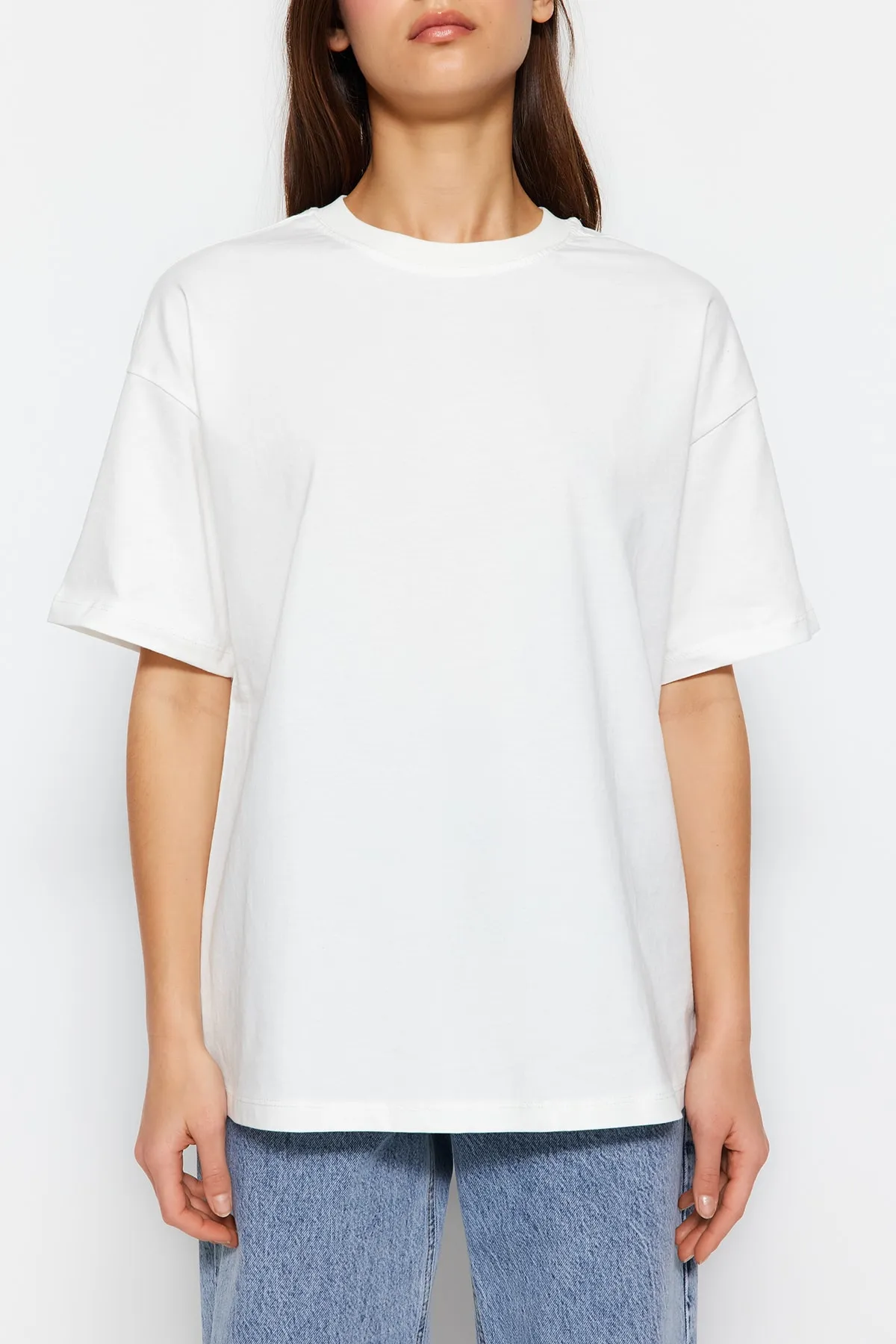 Trendyol Collection  Hochwertiges, ecrufarbenes Strick-T-Shirt aus 100 % Baumwolle mit Rückendruck, entspannter/weiter, entspannter Schnitt TWOSS23TS00374