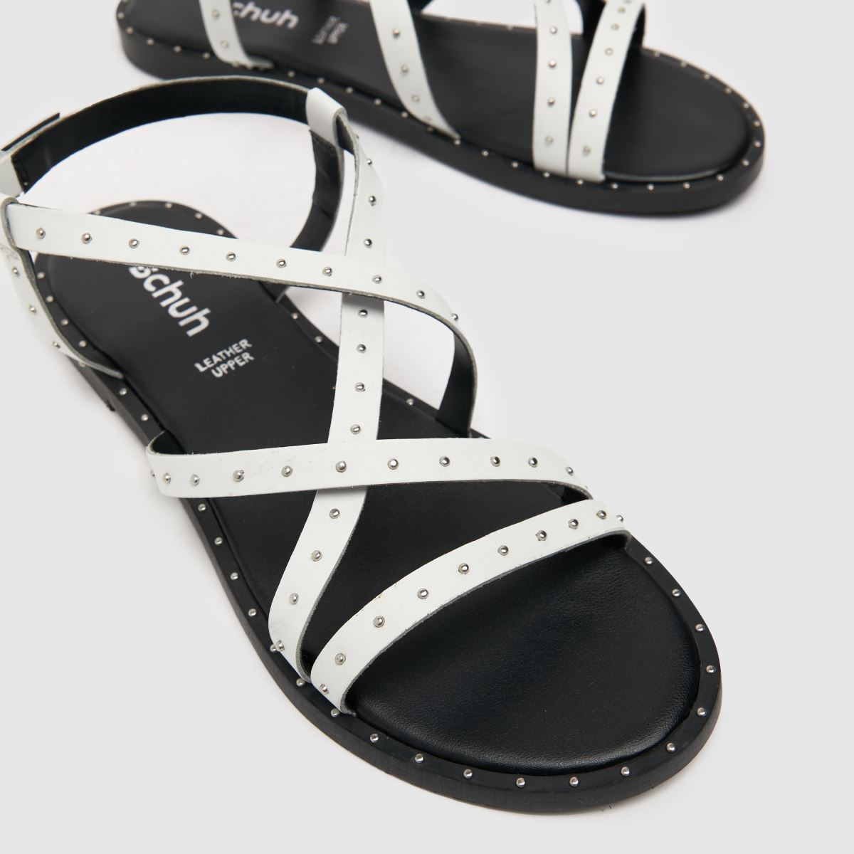 Schuh Tadlow szegecses lapos talpú szandál fehér színben