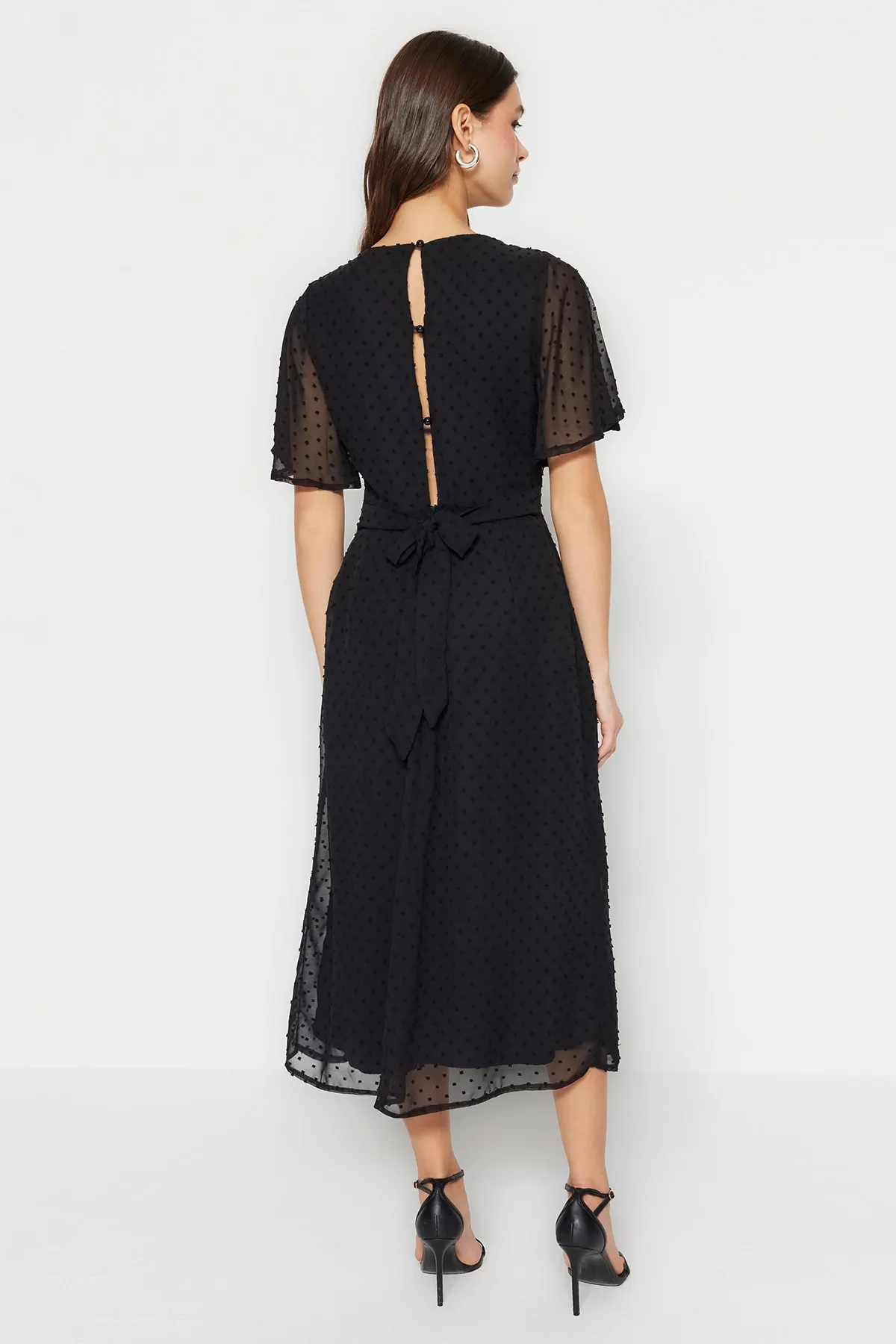 Trendyol Collection  Schwarzes A-Linien-/Glockenförmiges Rückenkleid mit detaillierten Engelsärmeln und gefüttertem Midi-Webkleid TWOSS23EL01461