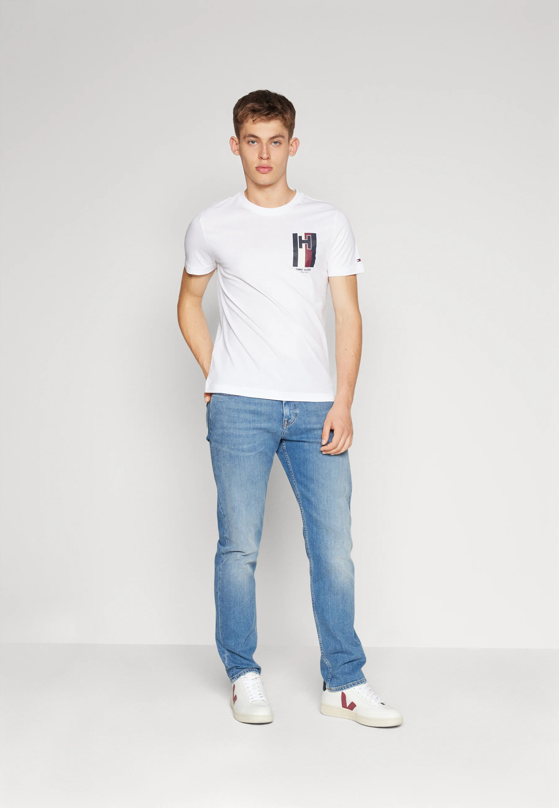 Tommy Hilfiger EMBLEM TEE - Camiseta con estampado