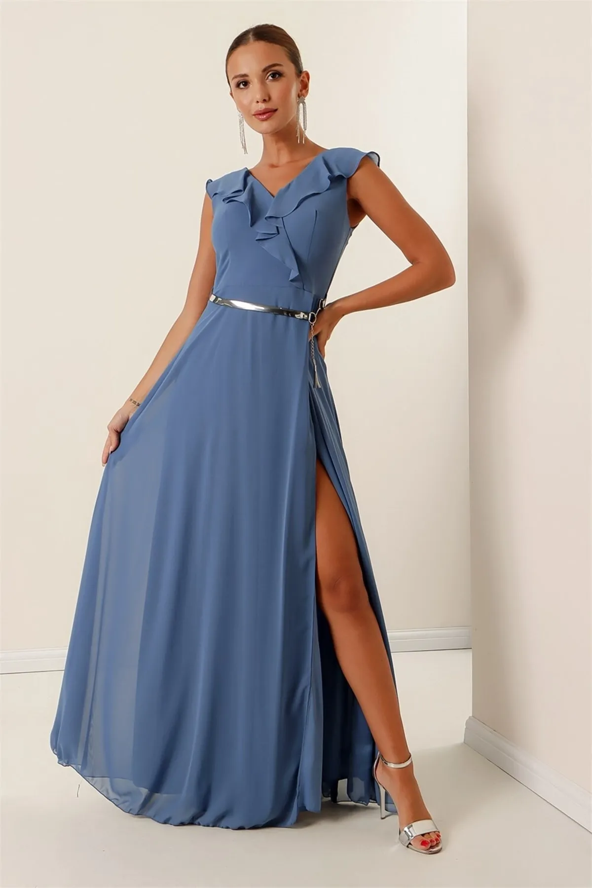 By Saygı  Langes Kleid aus Chiffon mit Volantkragen, Gürtel und Schlitz, große Größenauswahl, Indigo