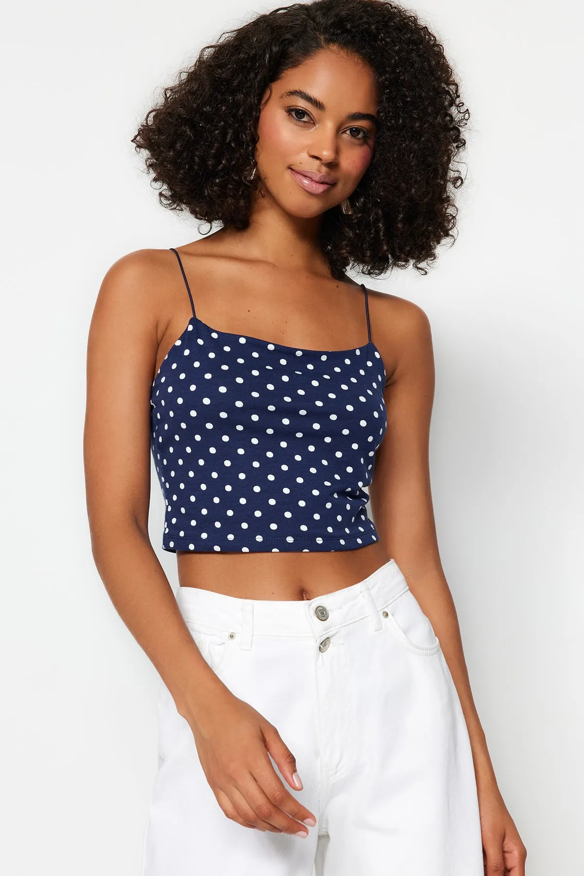 Trendyol Collection  Marineblaues, gepunktetes Baumwoll-Tanktop mit Spaghettiträgern, figurbetont/figurbetont, kurzes Stretch-Strick-Tanktop TWOSS20AL0006