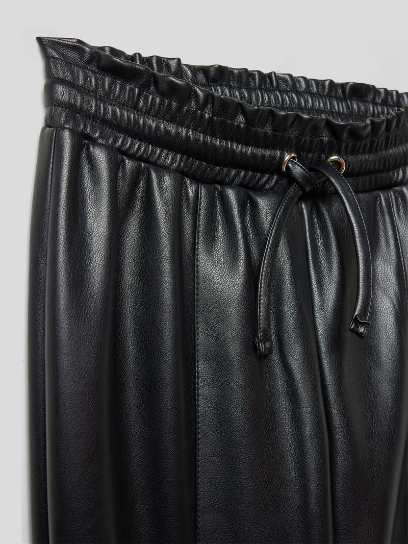Jogpants in Leder-Optik in schwarz