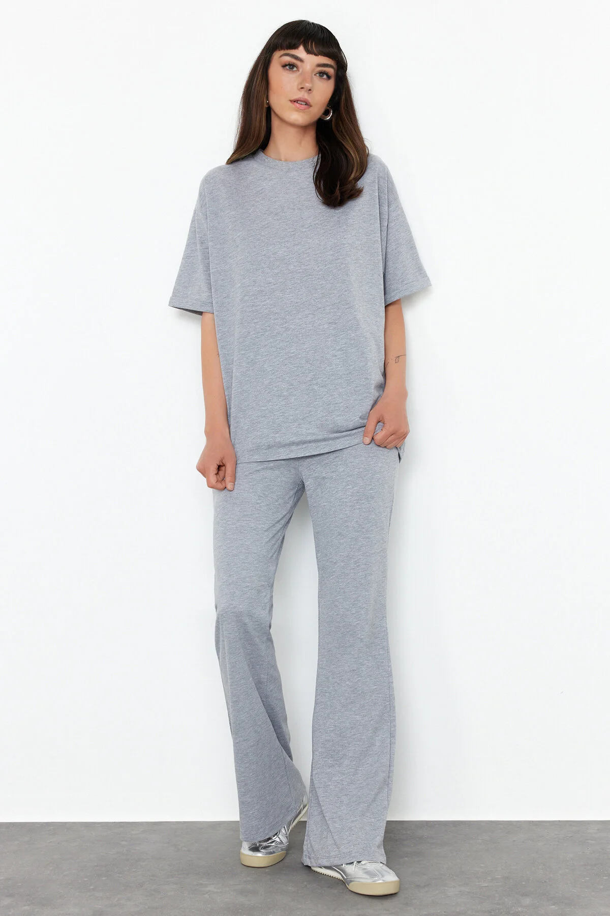 Trendyol Collection  Graues, übergroßes Set aus Oberteil und Unterteil aus spanischem Strick, 100 % Baumwolle, TWOSS24AU00059