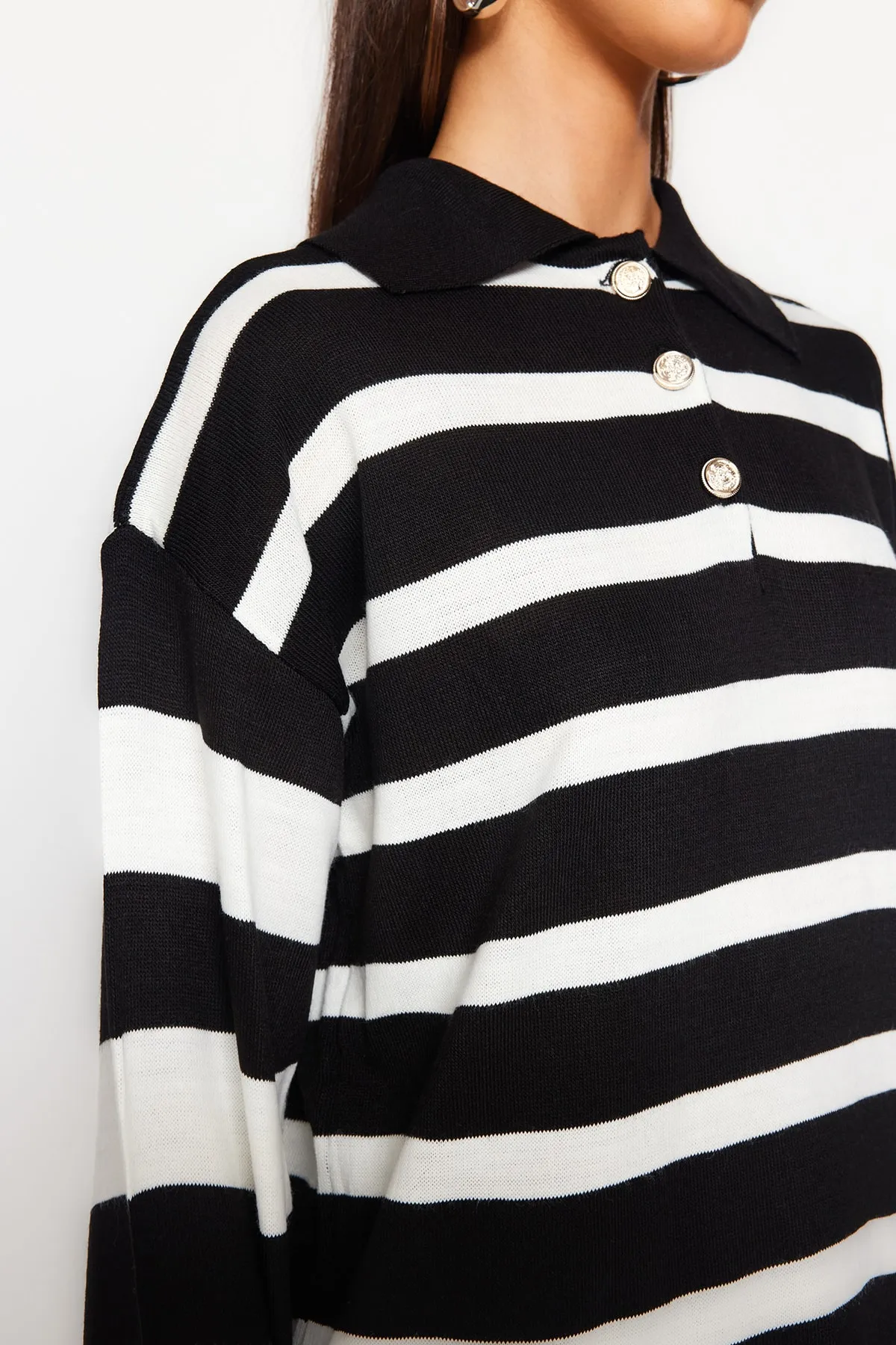 Trendyol Modest  Gestreifter Strickpullover mit Rollkragen in Schwarz und Weiß TCTAW24AK00045