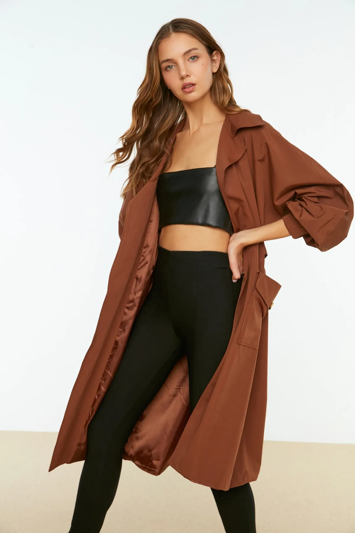 Trendyol Collection  Brauner, langer, übergroßer Trenchcoat mit Kordelzug in der Taille und Gürteldetail TWOSS20TR0010