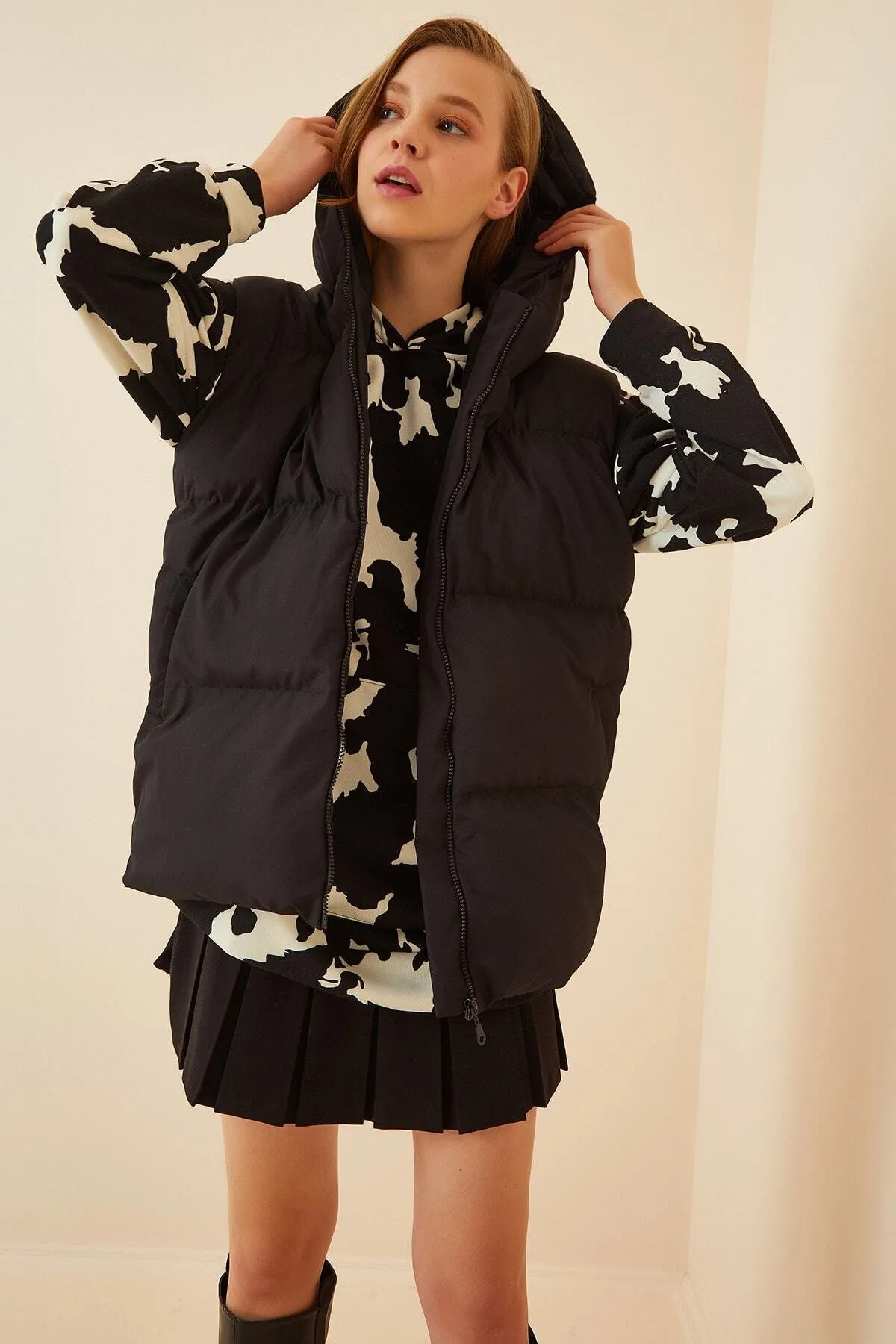 Happiness İstanbul  Schwarze, übergroße Pufferweste mit Kapuze für Damen MK00176