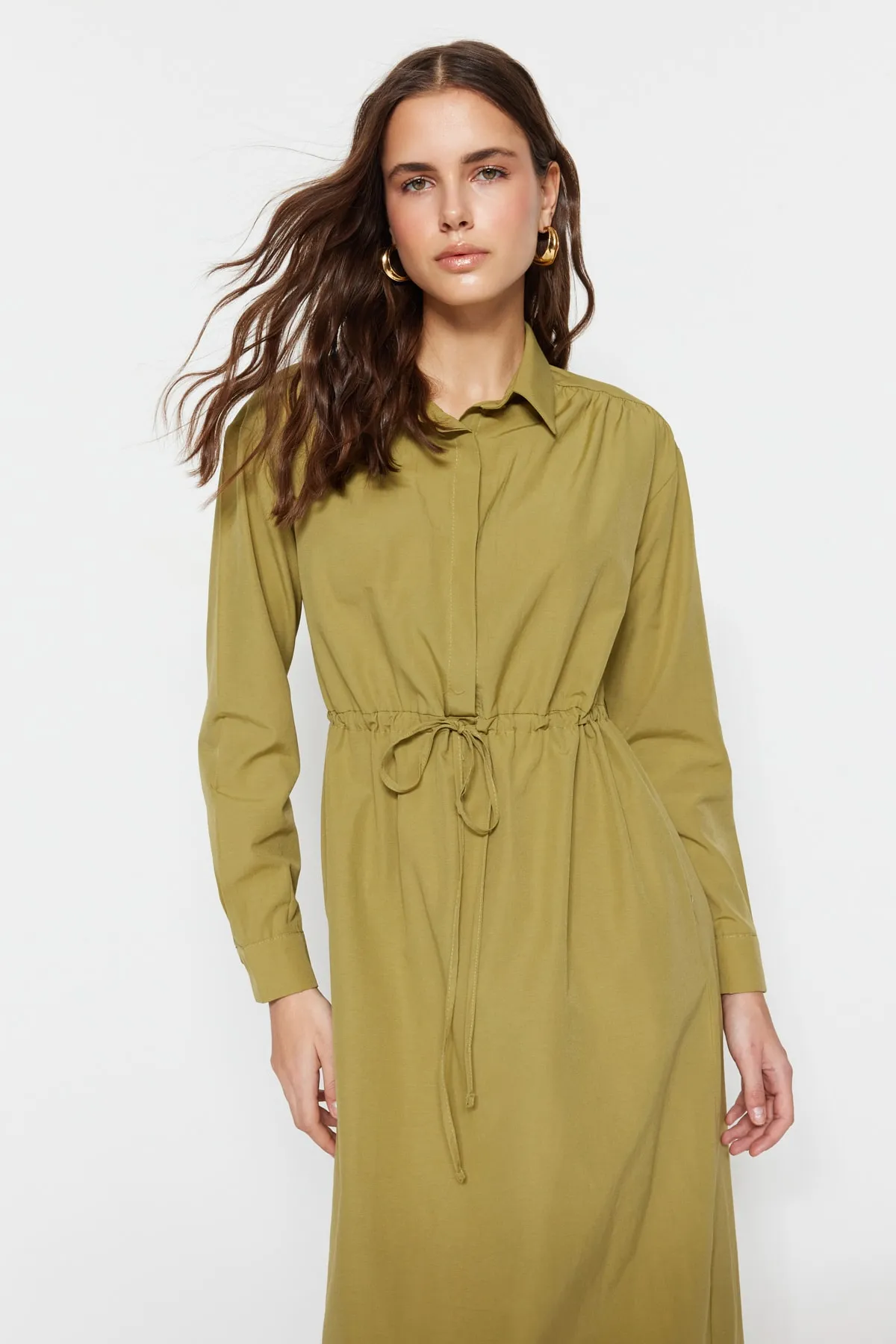 Trendyol Modest  Hellkhakifarbenes Kleid aus gewebter Baumwolle mit geraffter Taille TCTSS23EB00067