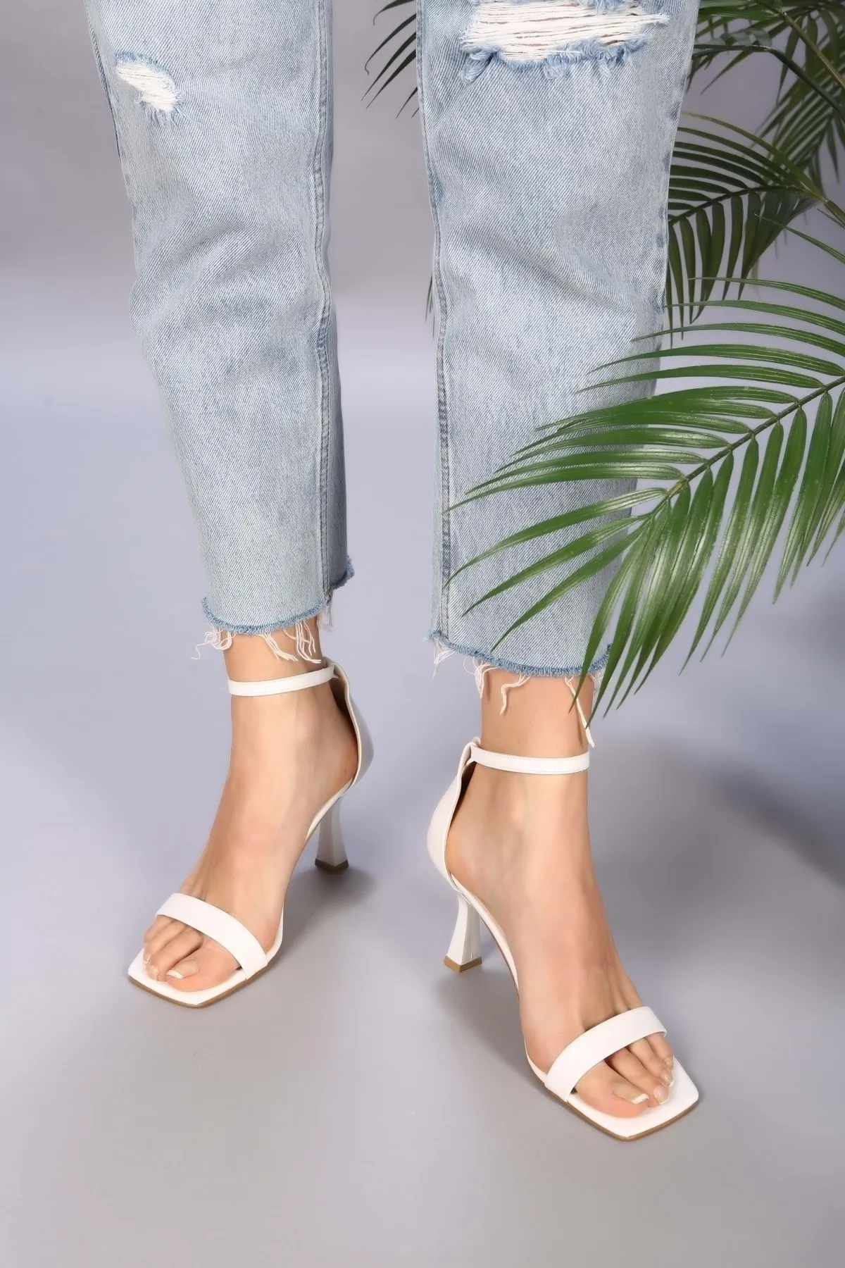 Shoeberry  Riva White Skin Damenschuhe mit einzelnem Riemen und Absatz