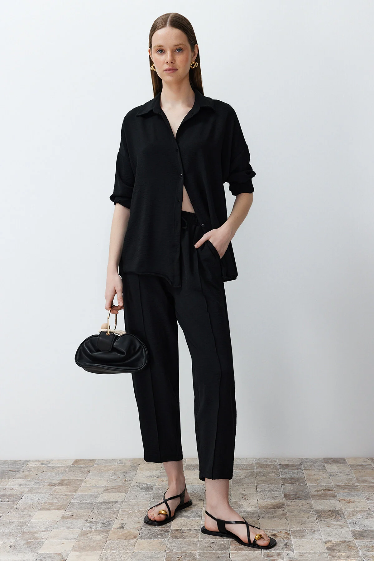 Trendyol Collection  Schwarzes gewebtes Aerobin-Oberteil und -Unterteil-Set aus Hemd und Hose TWOSS24AU00038