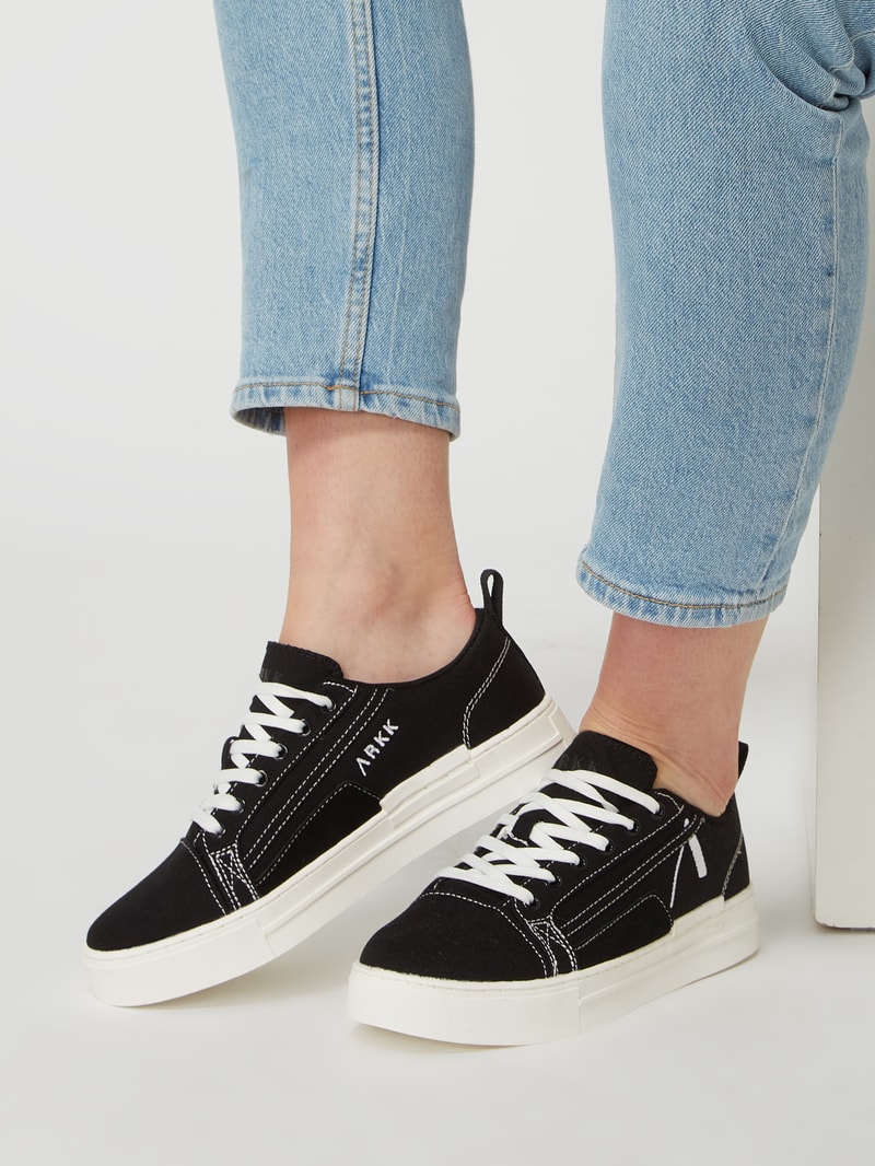 Sneaker mit Schnürverschluss in schwarz