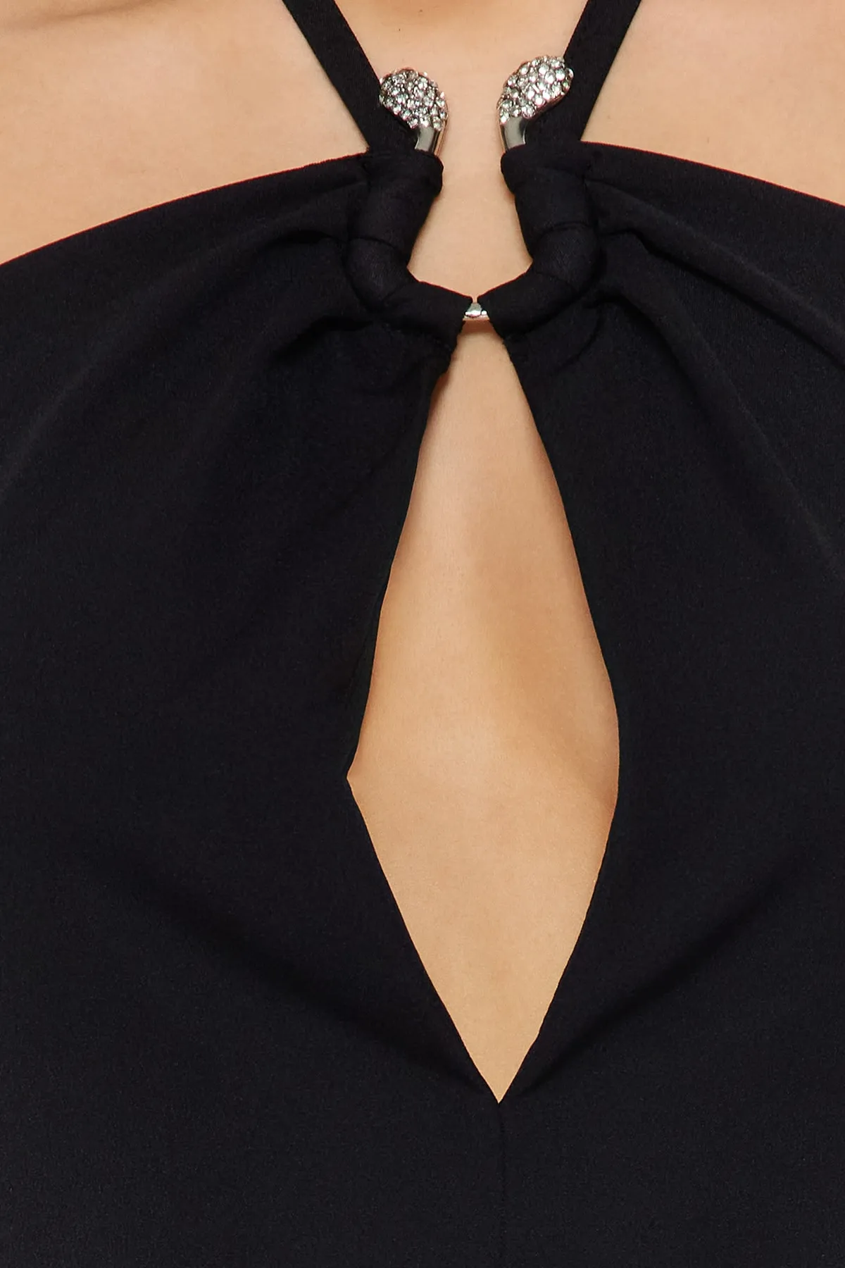 Trendyol Collection  Schwarzes langes Abendkleid mit Accessoire-Details TPRSS23AE00183
