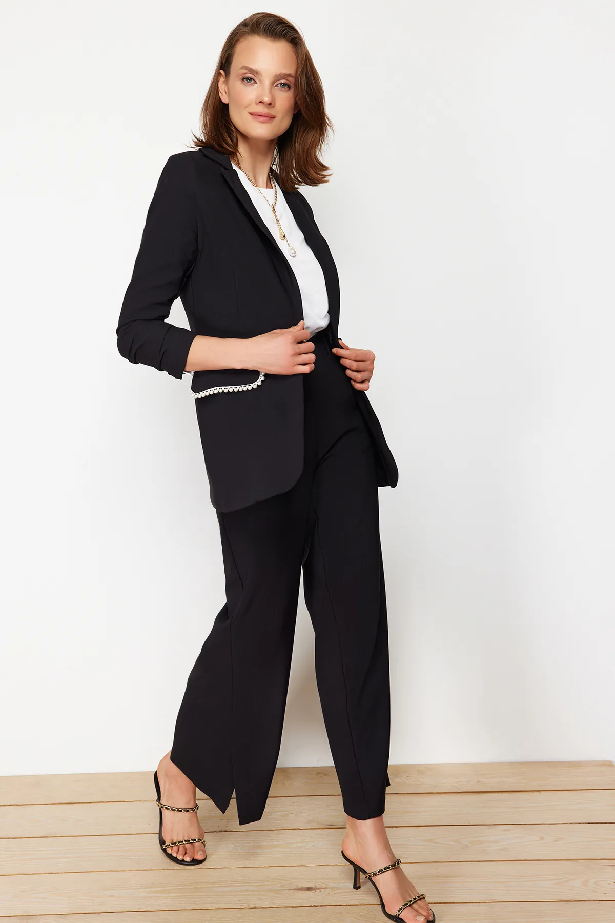 Trendyol Modest  Schwarzer Anzug aus Crêpe mit Perlendetails, Jacke, Hose, gewebter Unterteil und Oberteil TCTSS24US00011