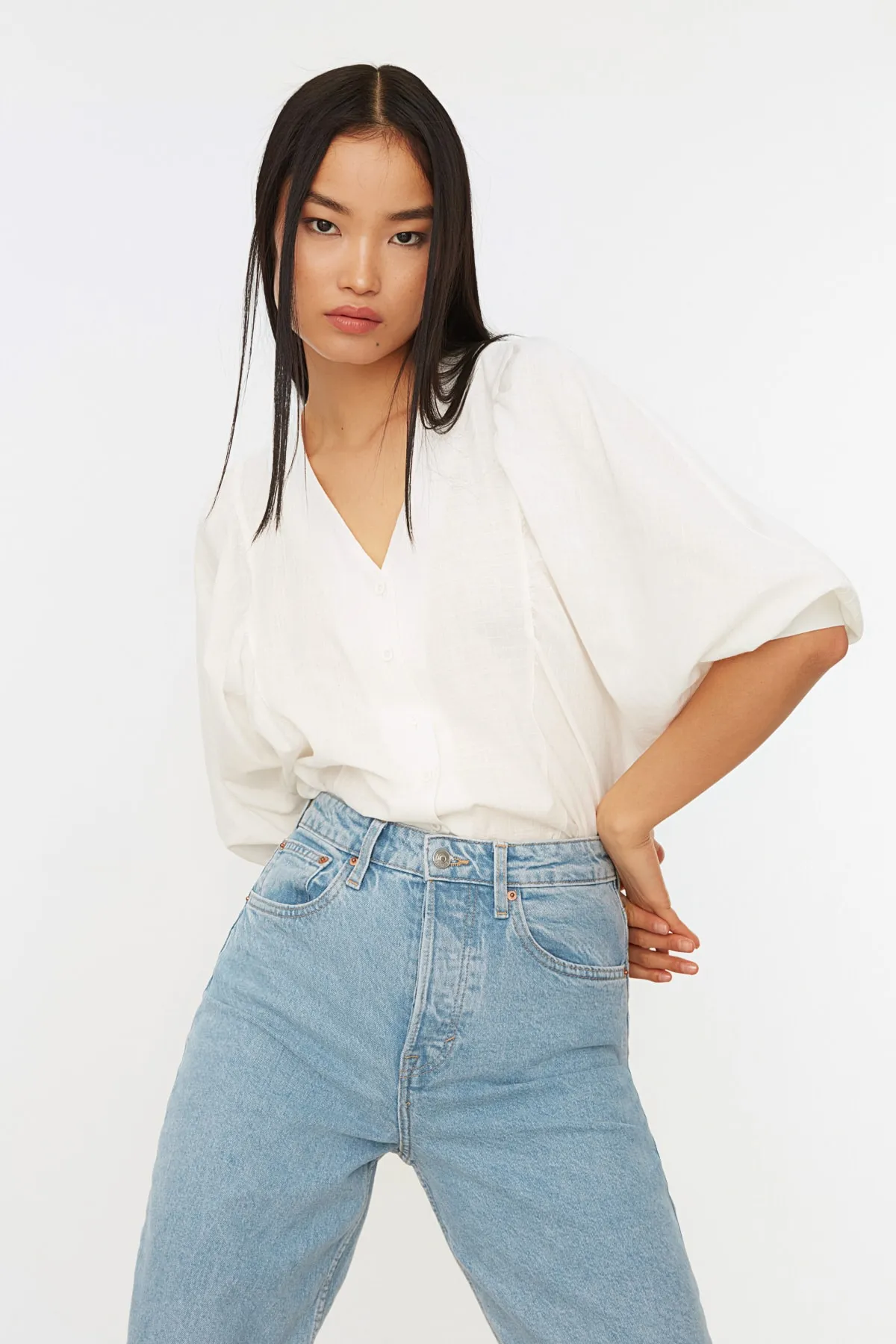 Trendyol Collection  Weißes gewebtes Hemd mit Fledermausärmeln - Regular Fit TWOSS20GO0076