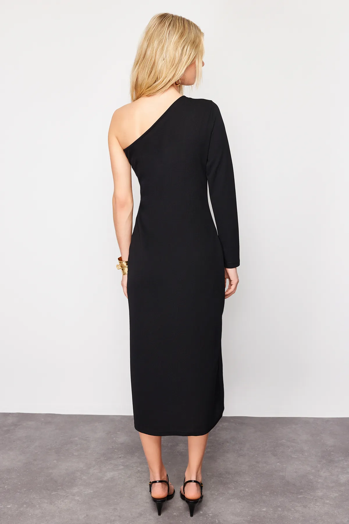 Trendyol Collection  Schwarzes Midi-Strickkleid mit asymmetrischem Ausschnitt, eng anliegendem Schlitz und detailliertem Schnitt TWOAW24EL00623