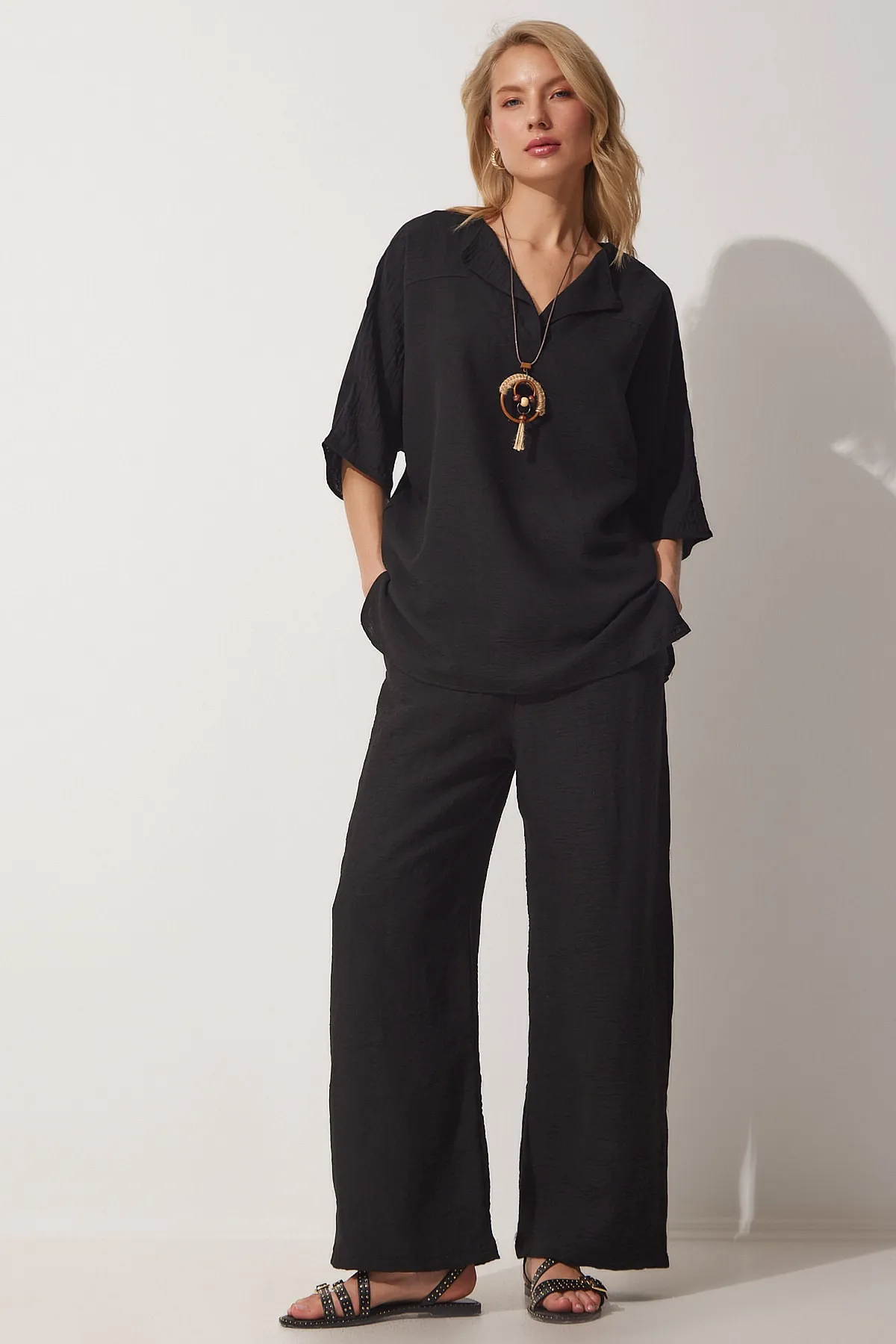 Happiness İstanbul  Schwarzes Ayrobin-Tunika-Hosen-Set mit Anhänger für Damen ZH00019