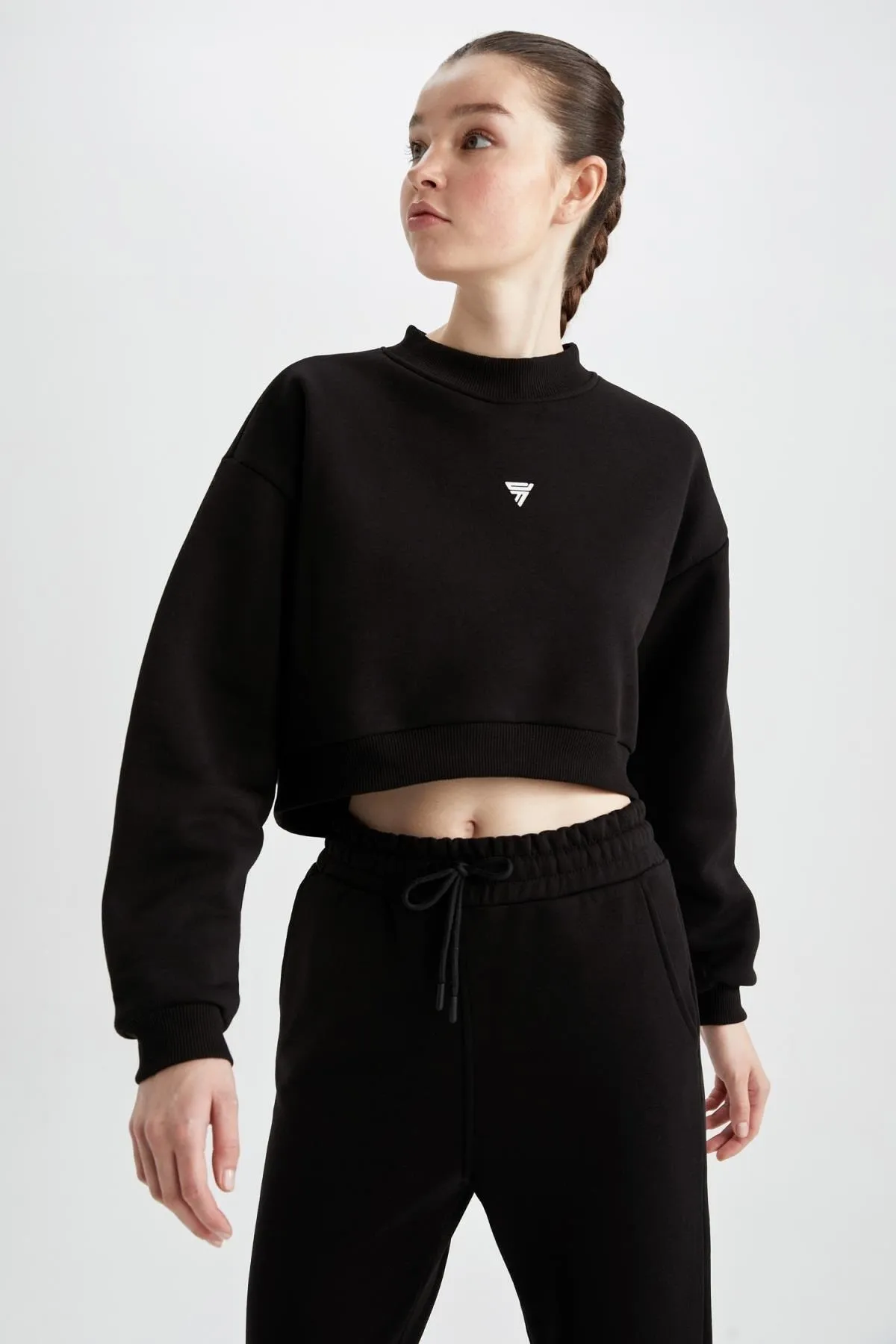 DeFacto  Fit Crop Sweatshirt mit Rundhalsausschnitt Y9533az22au