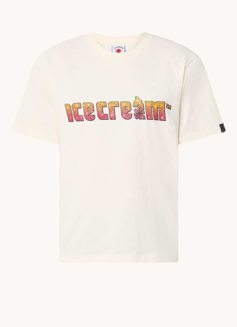 Tricou cu sigla „GELATO Soft Serve” imprimată pe el.