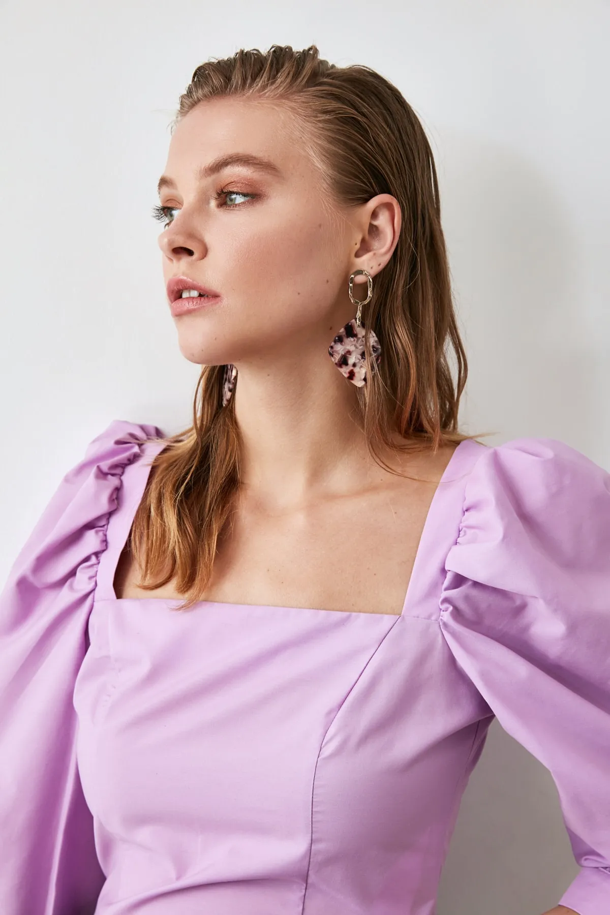 Trendyol Collection  Fliederfarbene, gewebte Bluse mit quadratischem Kragen und Ballonärmeln TWOAW21BZ0210